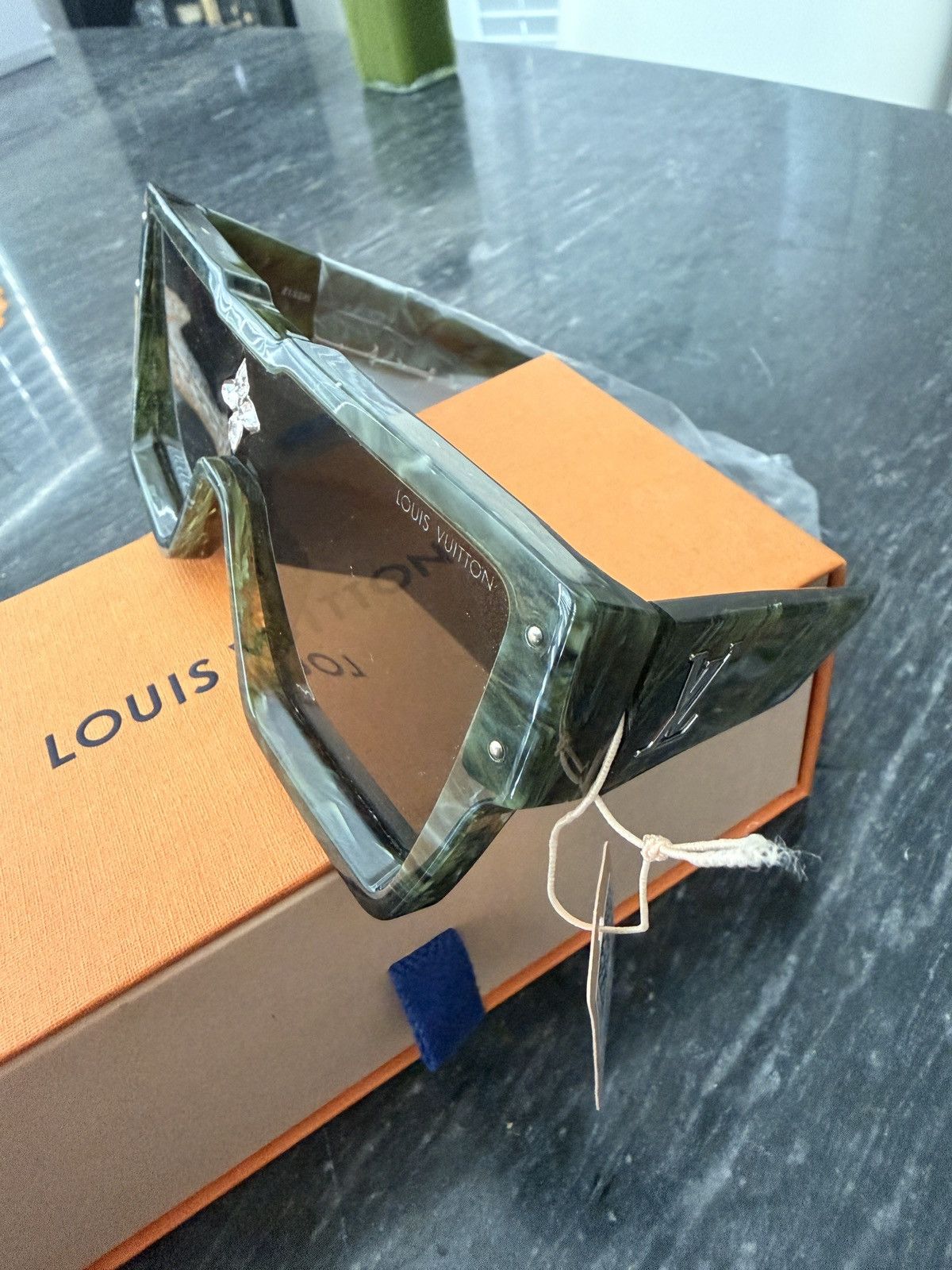 Louis Vuitton Louis Vuitton Green Marbled cyclone Sunglasses E Size ONE SIZE - 3 Thumbnail