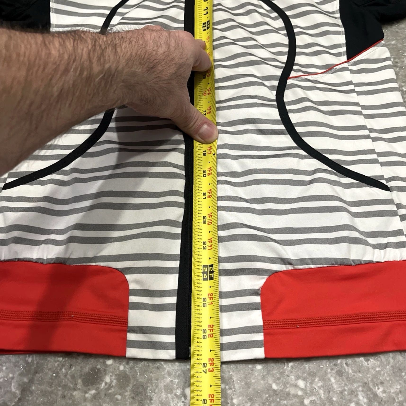 Lululemon VINTAGE Lululemon Run: Track Attack Jacket Shirt Women 6 Black White Love Red Glyde Zip Twin Stripe Activewear Jacket Love 90s (if applicable) Size M / US 6-8 / IT 42-44 - 4 Thumbnail