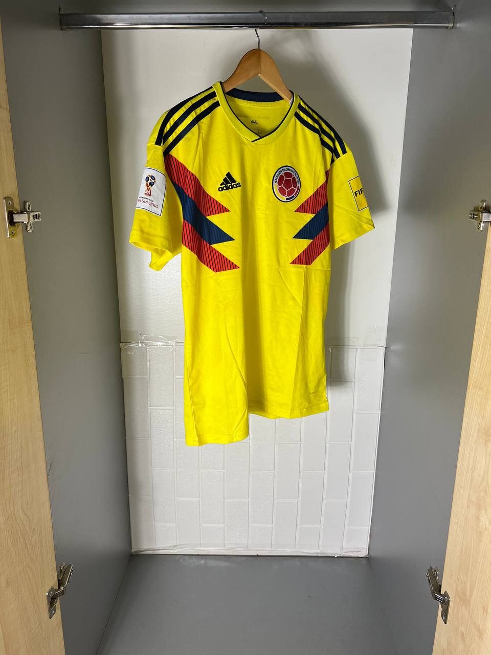 Vintage VERY RARE ADIDAS COLOMBIA SOCCER JERSEY RETRO BLOKE Y2K 90s Size US M / EU 48-50 / 2 - 4 Thumbnail