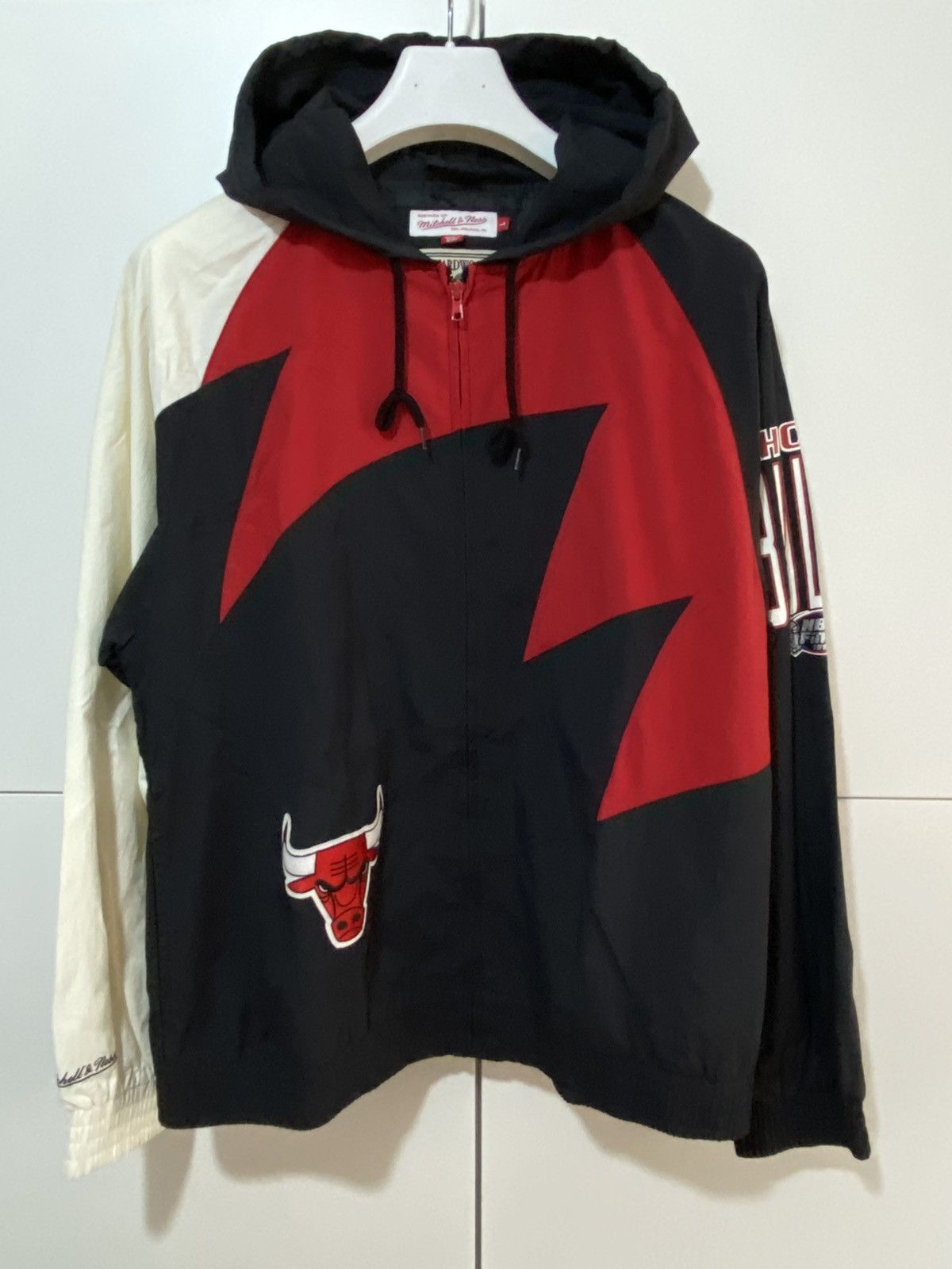 Mitchell & Ness Mitchell & Ness Chicago Bulls jacket, L, black red, used, Size US XL / EU 56 / 4 - 2 Thumbnail