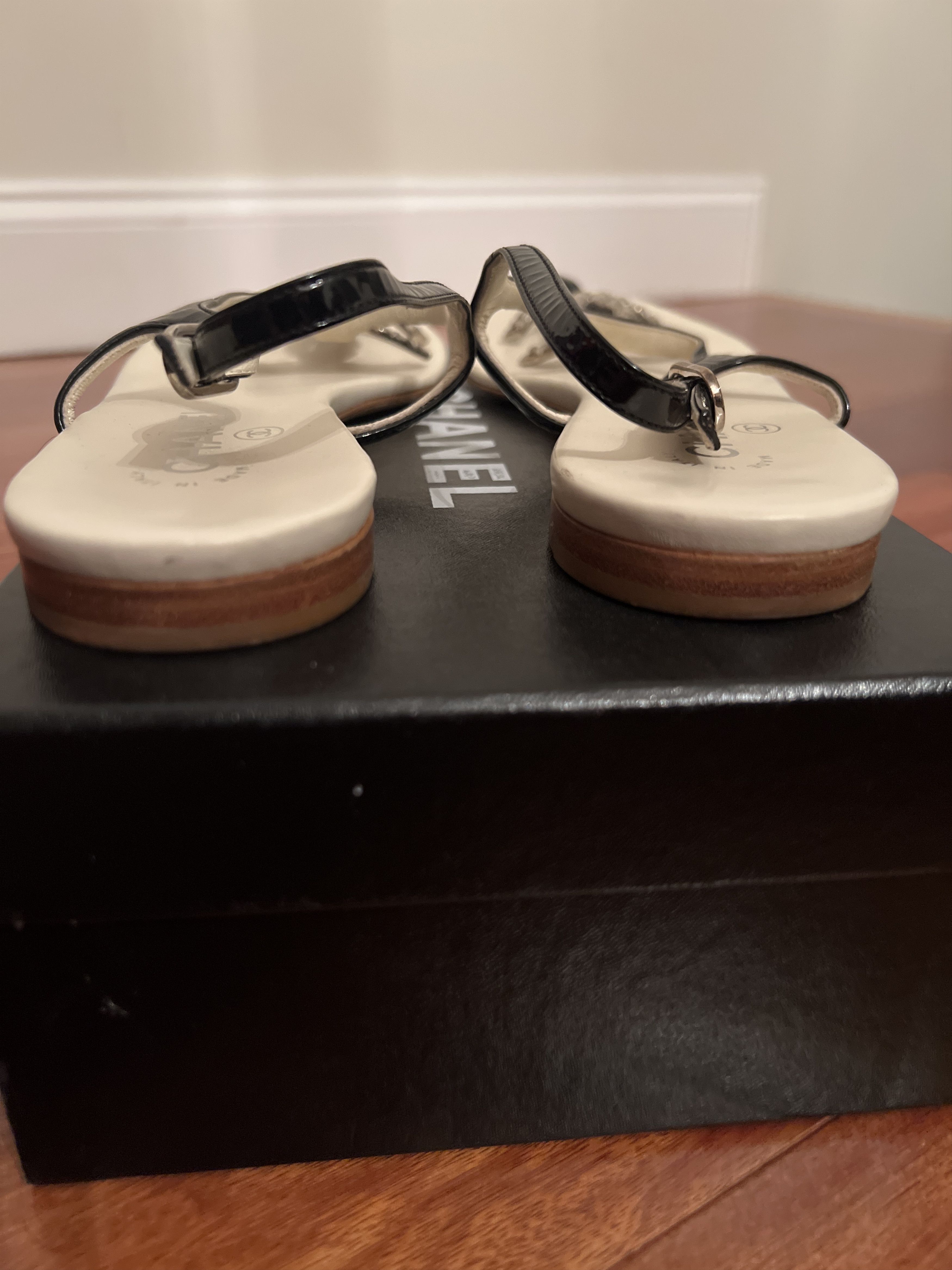 Chanel Thong logo sandal Size US 10.5 / IT 40.5 - 3 Thumbnail