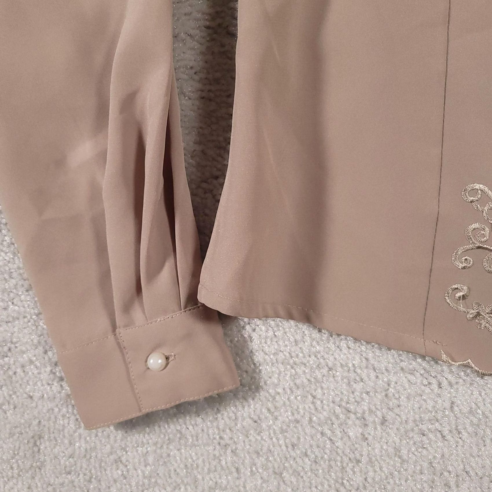 Vintage VINTAGE Christine Gerard Blouse Womens 10 Beige Embroidered Pearl Button Long Sleeve Vintage Style Blouse for Women Size L / US 10 / IT 46 - 5 Thumbnail