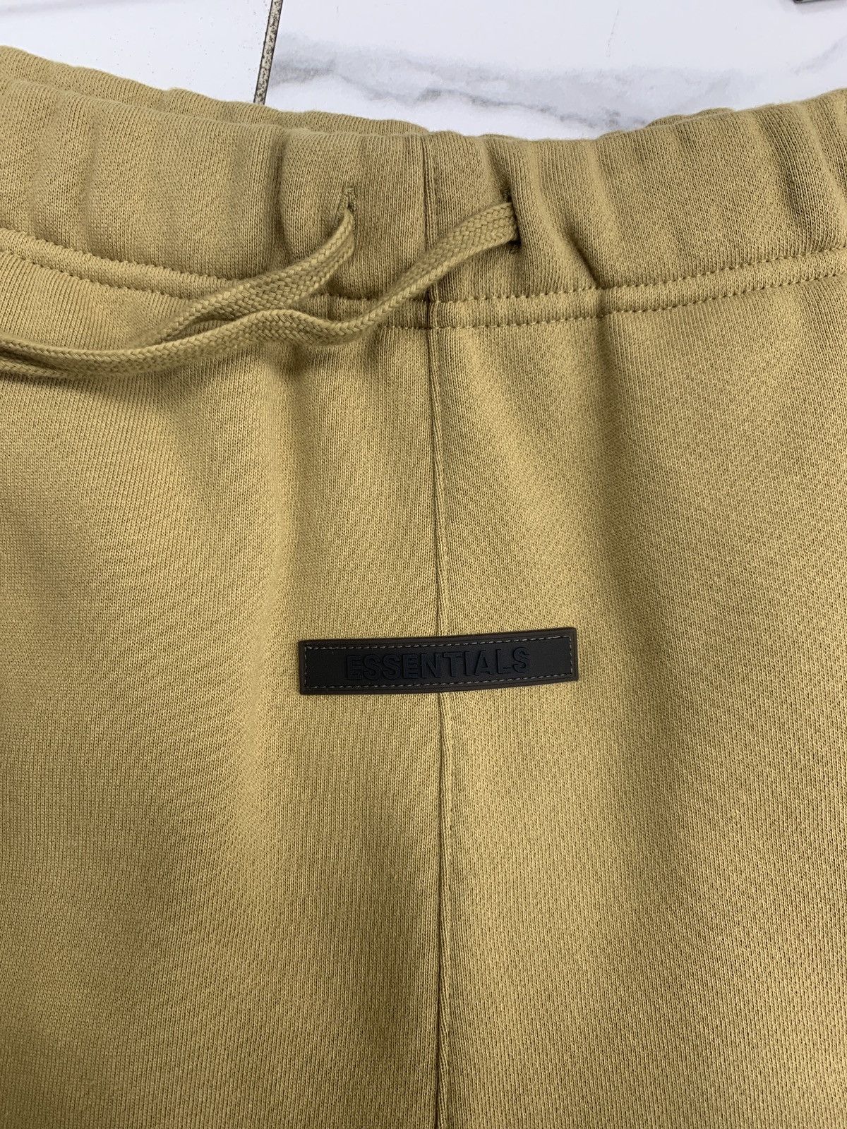 Essentials Fear of God Essentials Shorts "Amber" Size US 32 / EU 48 - 6 Thumbnail