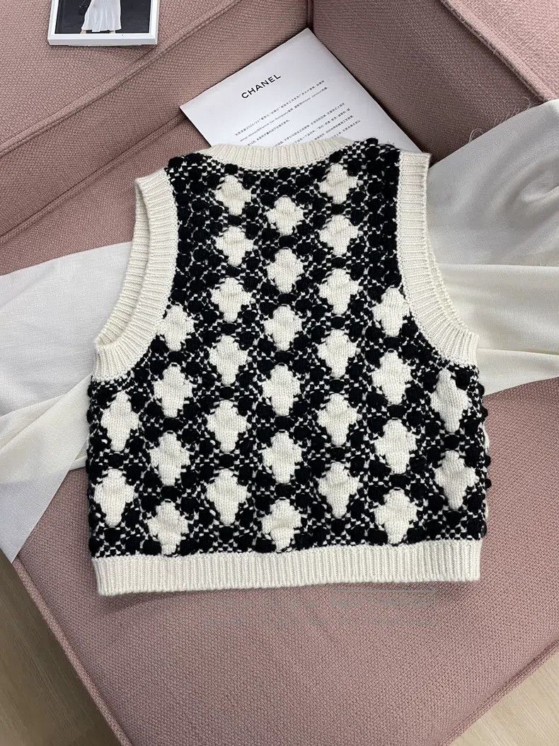 Chanel Chanel 21A black and white color block flower knitted vest Size XS / US 0-2 / IT 36-38 - 4 Thumbnail