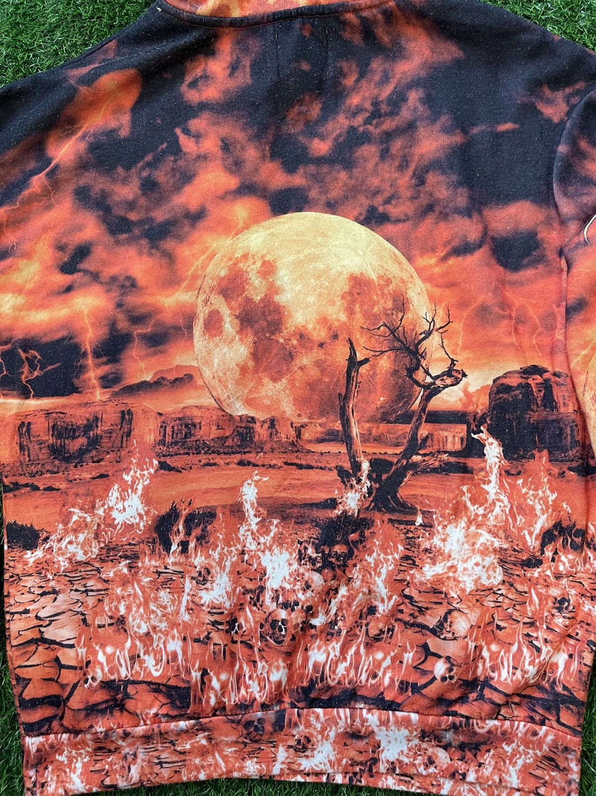 Band Tees × Billie Eilish Billie Eilish Flame Solo Singer Hoodie Size US M / EU 48-50 / 2 - 8 Thumbnail