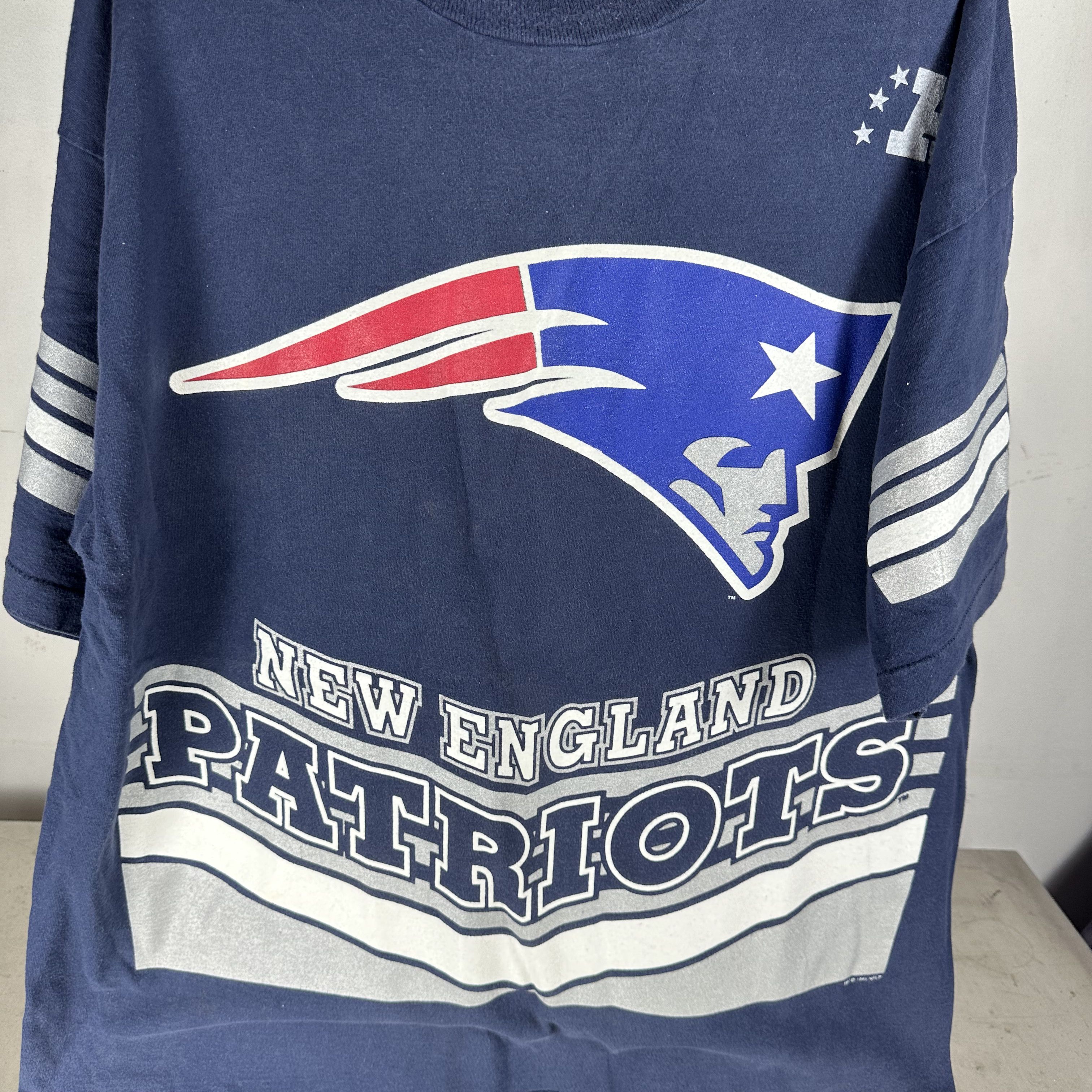 Vintage Vintage 90s New England Patriots NFL AOP Salem T-shirt Size US XXL / EU 58 / 5 - 2 Thumbnail