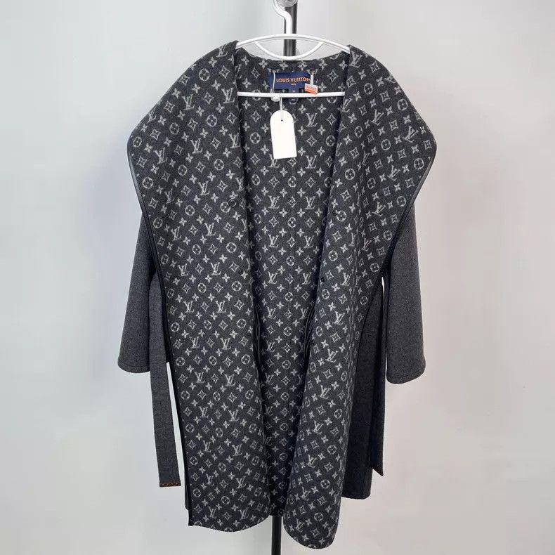 Louis Vuitton Louis Vuitton Old-print wool coat with black lining coat Size XS / US 0-2 / IT 36-38 - 1 Thumbnail