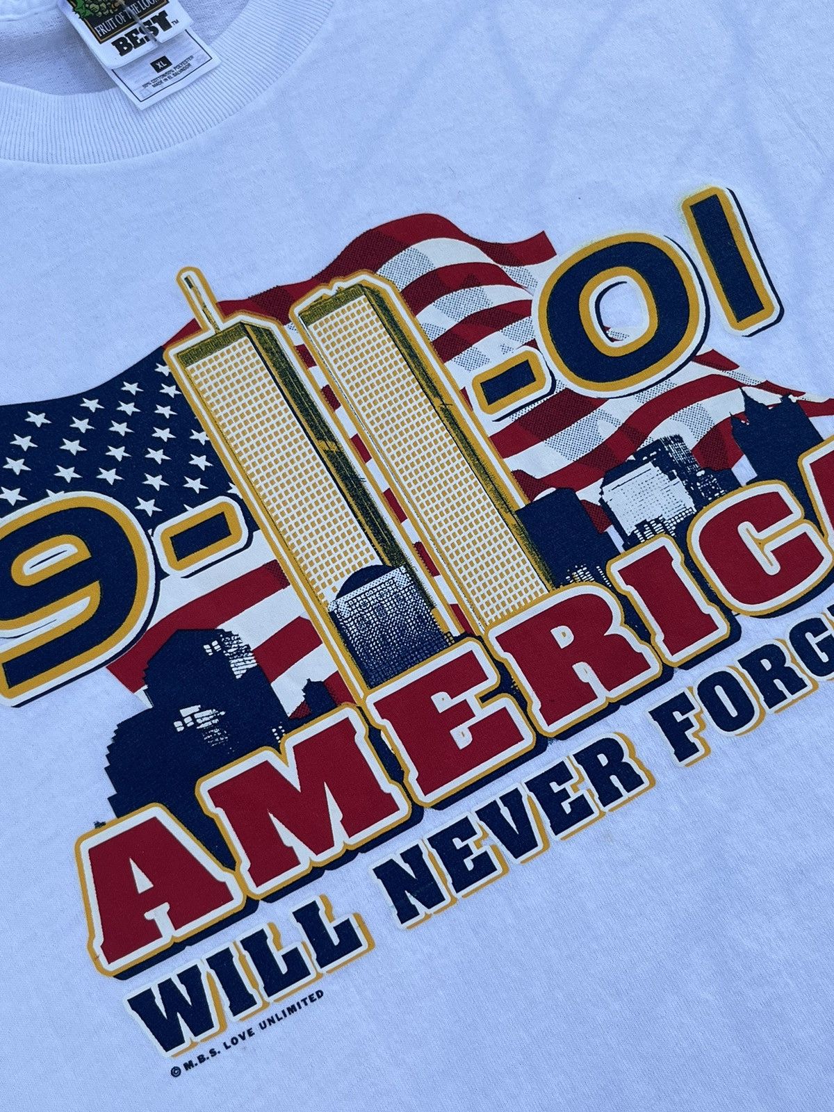 Fruit Of The Loom × Vintage DEADSTOCK VINTAGE 90’S AMERICA “WILL NEVER FORGET!!” T-SHIRT Size US XL / EU 56 / 4 - 8 Thumbnail