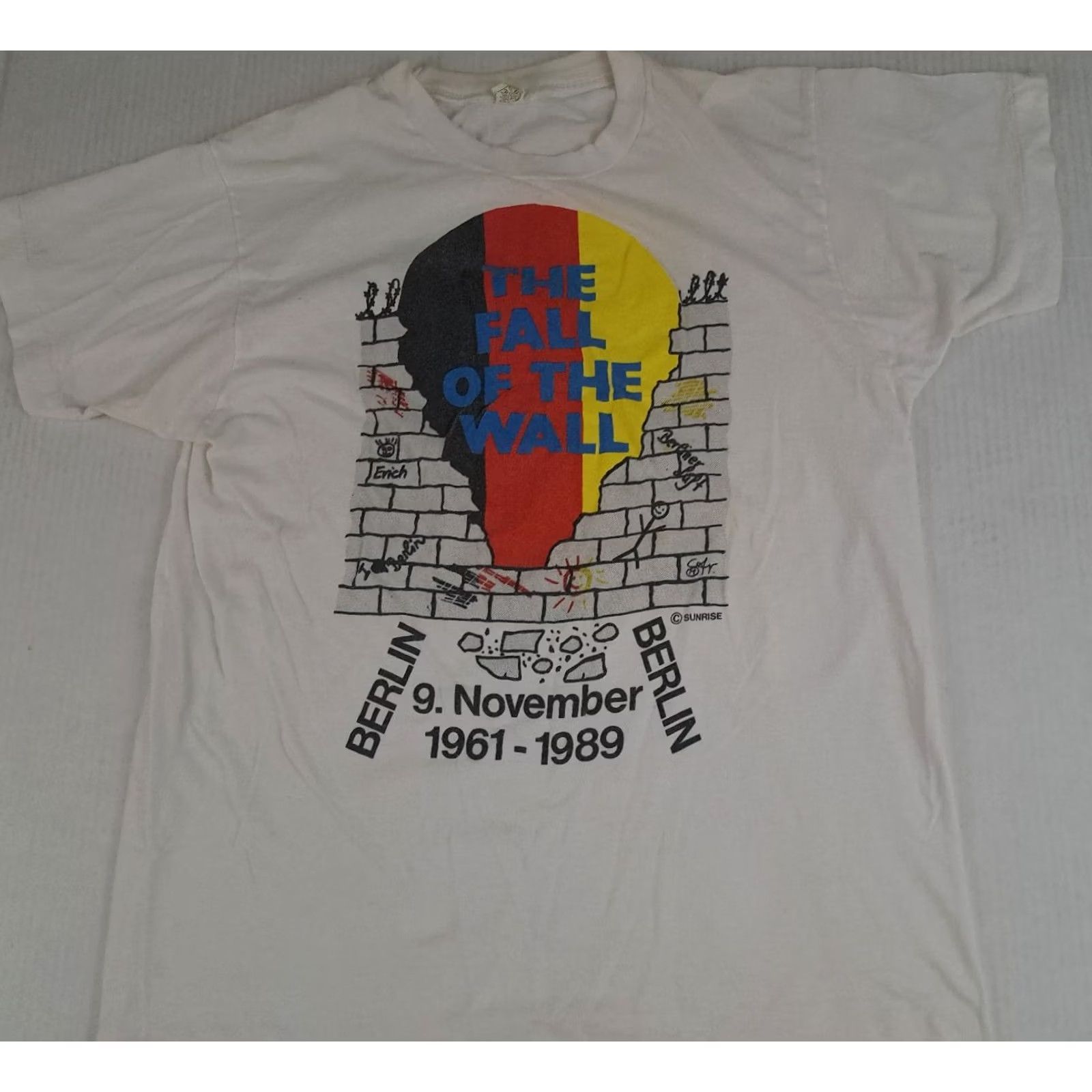 Vintage VINTAGE Berlin Wall 1989 USA Made Printed T-Shirt XL White Cotton Graphic Print Crew Neck Short Sleeve Unisex Adults 1980s Running Shirt Men Women Size US XL / EU 56 / 4 - 2 Thumbnail