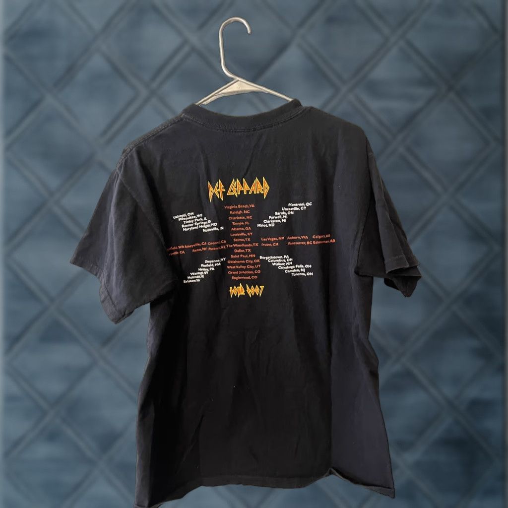 Hanes vintage Def Leppard rock & roll t-shirt Hanes heavyweight black Large Handed to Men Size US L / EU 52-54 / 3 - 1 Thumbnail