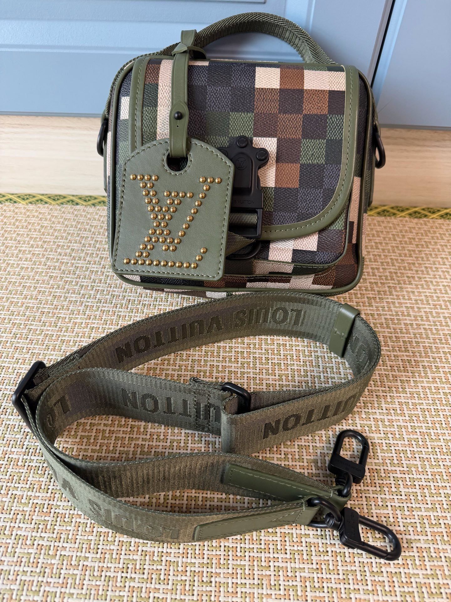 Louis Vuitton Louis Vuitton Men's Camo Messenger Bag Size ONE SIZE - 1 Thumbnail