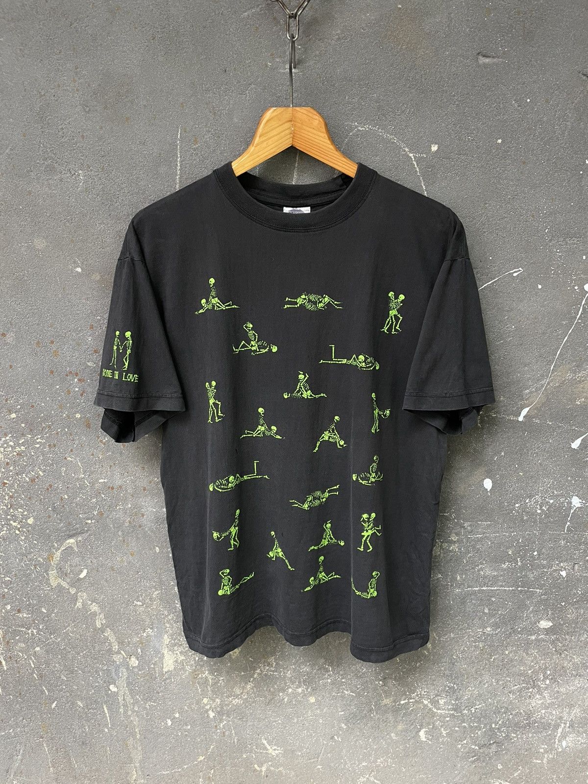 Fashion Victim × Vintage Vintage 90’s Skeleton Y2K Bone In Love T-Shirt Kamasutra Size US L / EU 52-54 / 3 - 1 Thumbnail