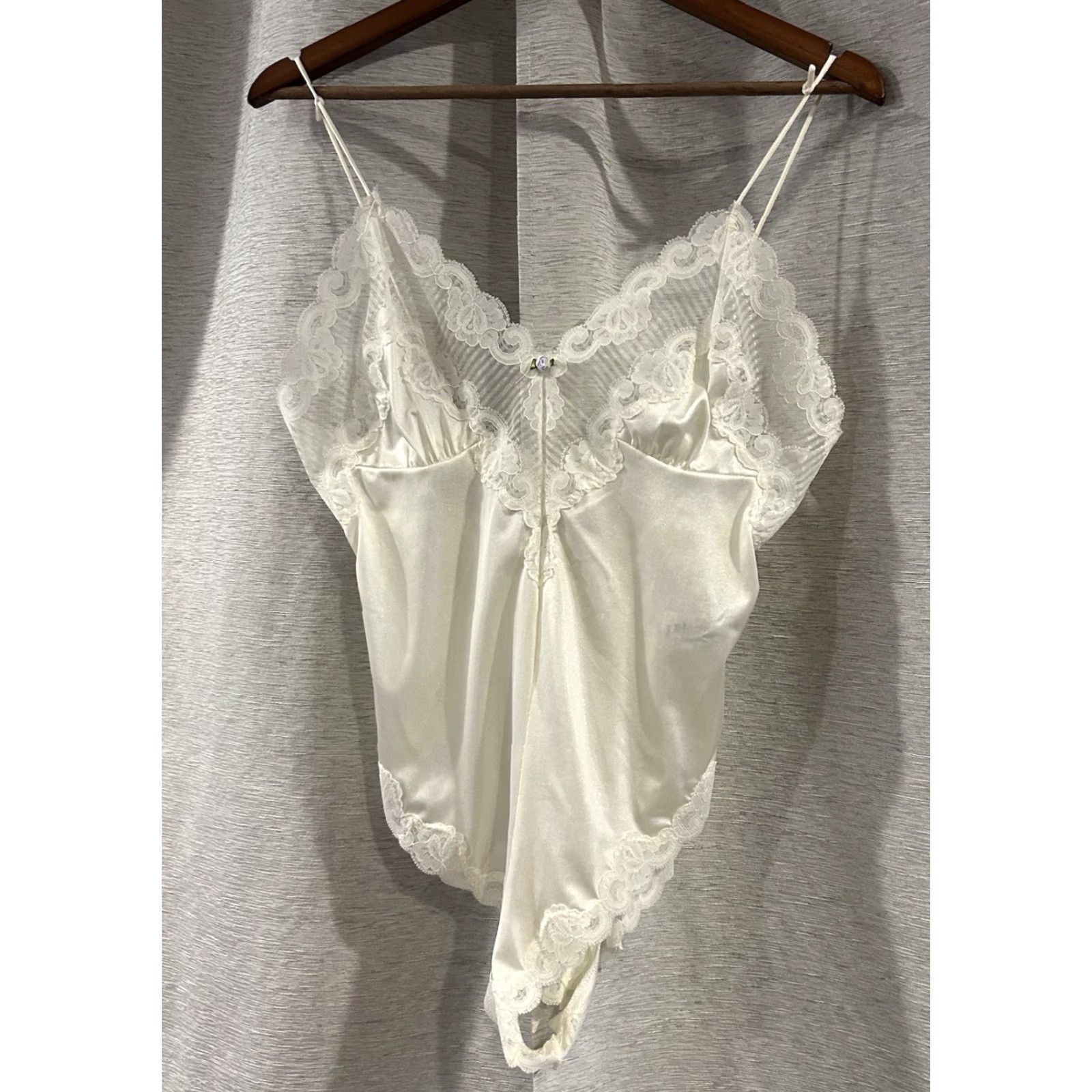 Vintage VINTAGE Dream Away Lingerie Floral Lace Bodysuit Romper Size S USA White Nylon Womens? (note: gender not specified) Size S / US 4 / IT 40 - 2 Thumbnail
