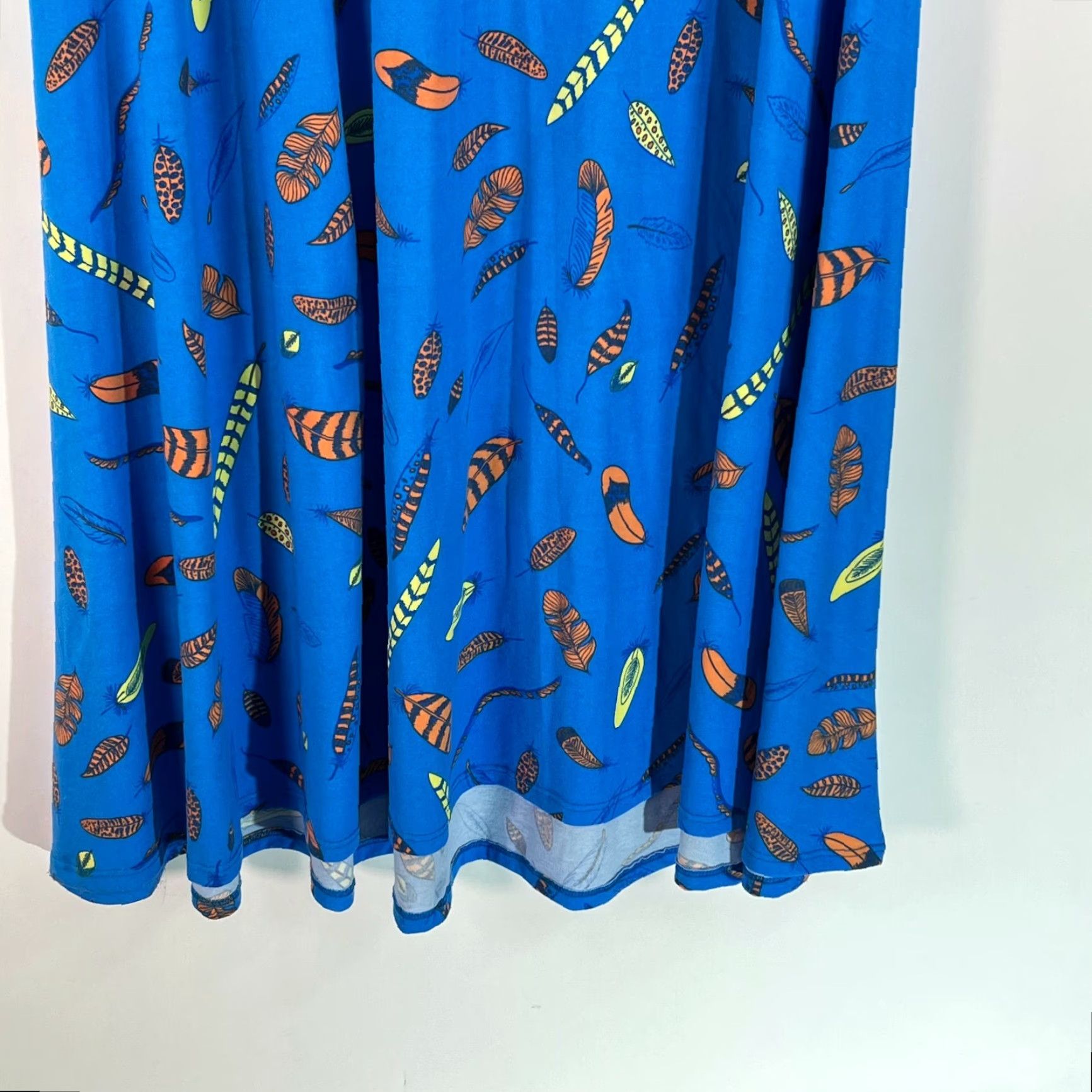 Vintage LulaRoe Womens Feather Print Stretch Pull On Maxi Skirt Blue Azure L Large Women's Skirt Maxi Feather Print Blue Azure Stretch Pull On Regular Size L Size 36" / US 14 / IT 50 - 6 Thumbnail