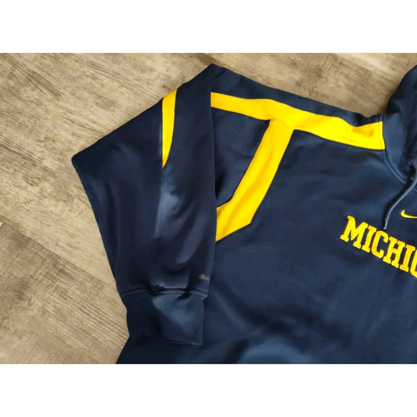 Nike Vintage Nike Michigan Wolverines Center Swoosh Hoodie XL Fit Therma Size US XL / EU 56 / 4 - 5 Thumbnail