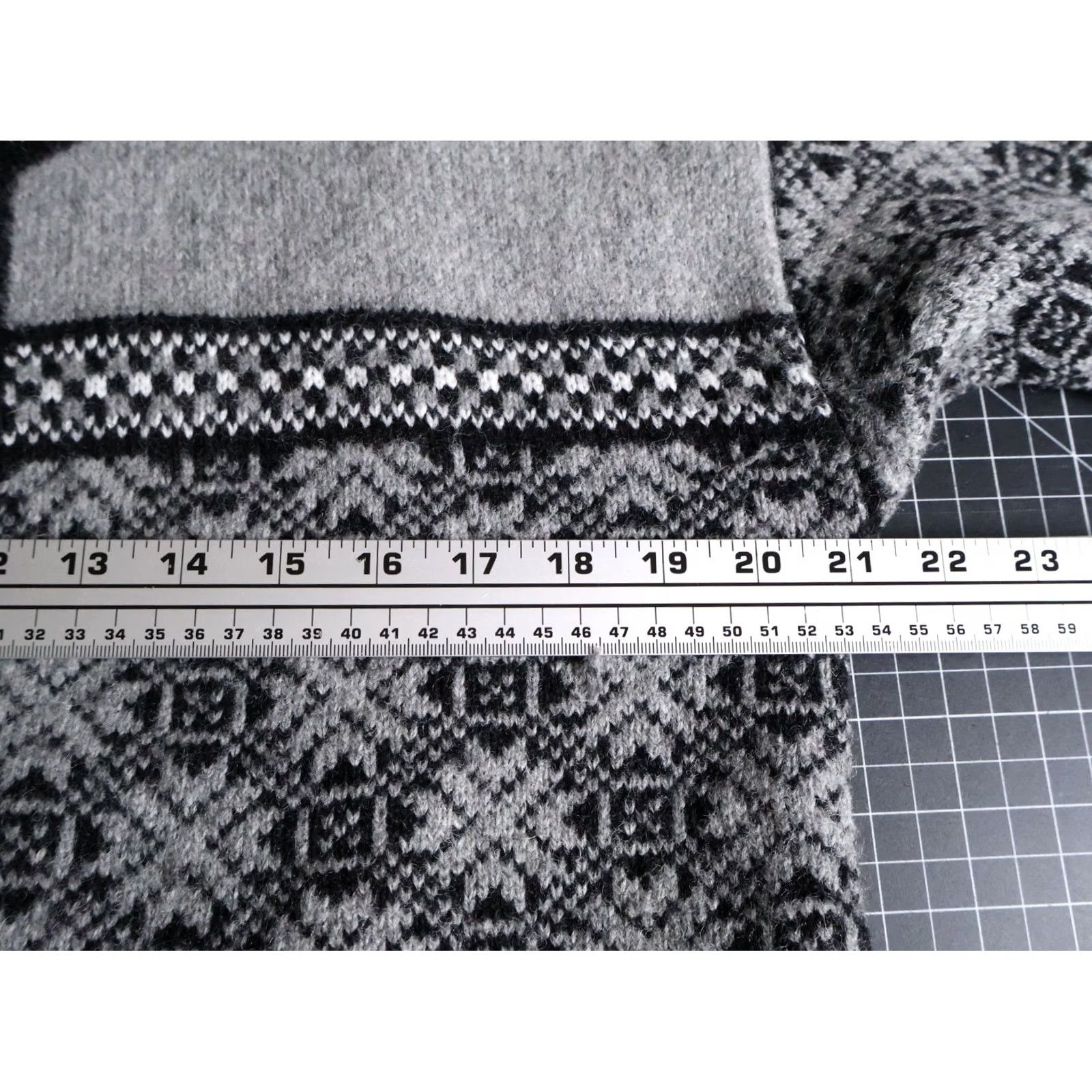 Vintage VINTAGE Icelandic Wool Clasp Cardigan Women's L Gray Black Geometric Pattern Sweater Size L / US 10 / IT 46 - 5 Thumbnail