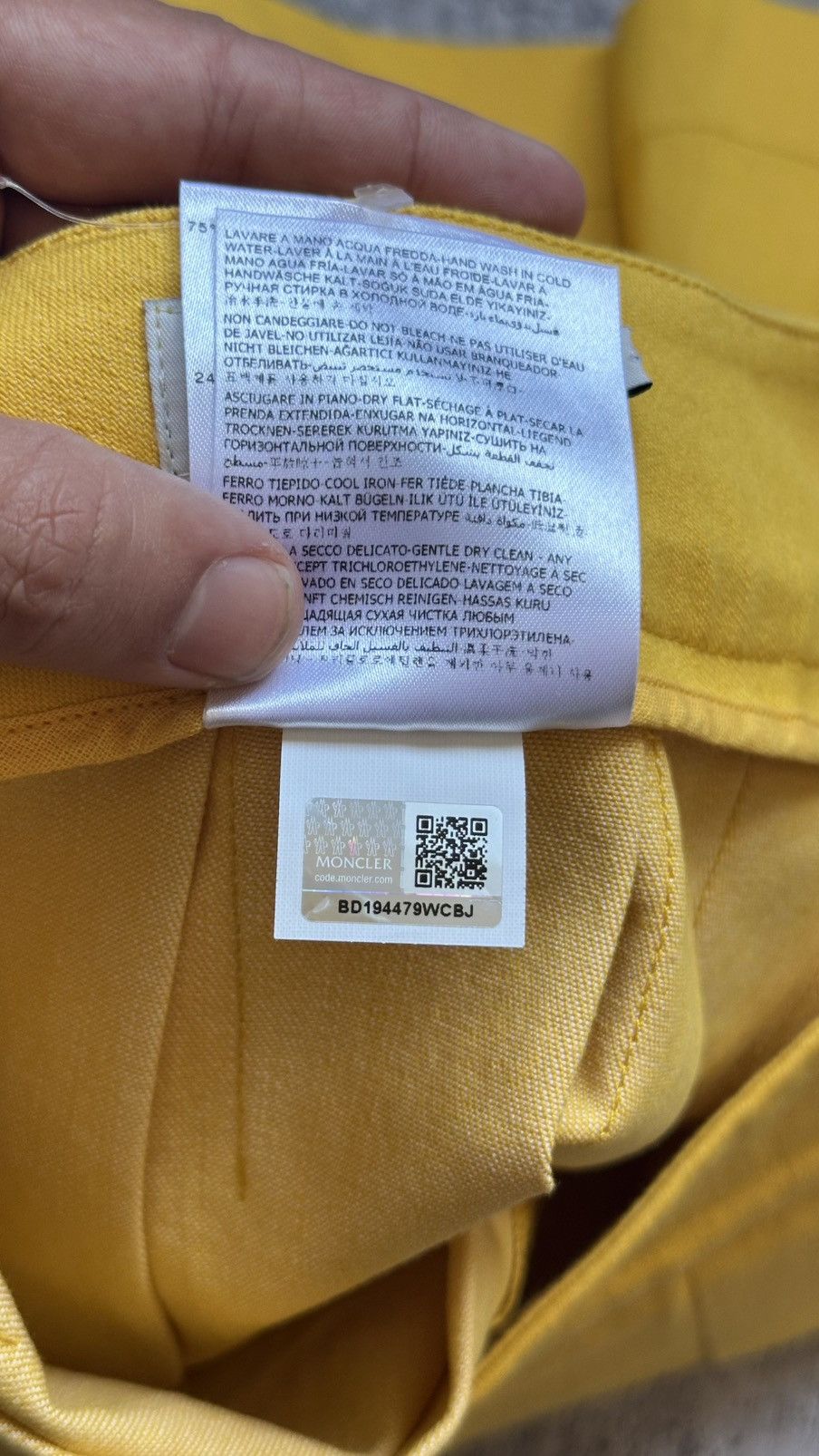 Moncler Women's Moncler Gonna A Portafoglio Yellow Mini Skirt Size 30" / US 8 / IT 44 - 14 Thumbnail