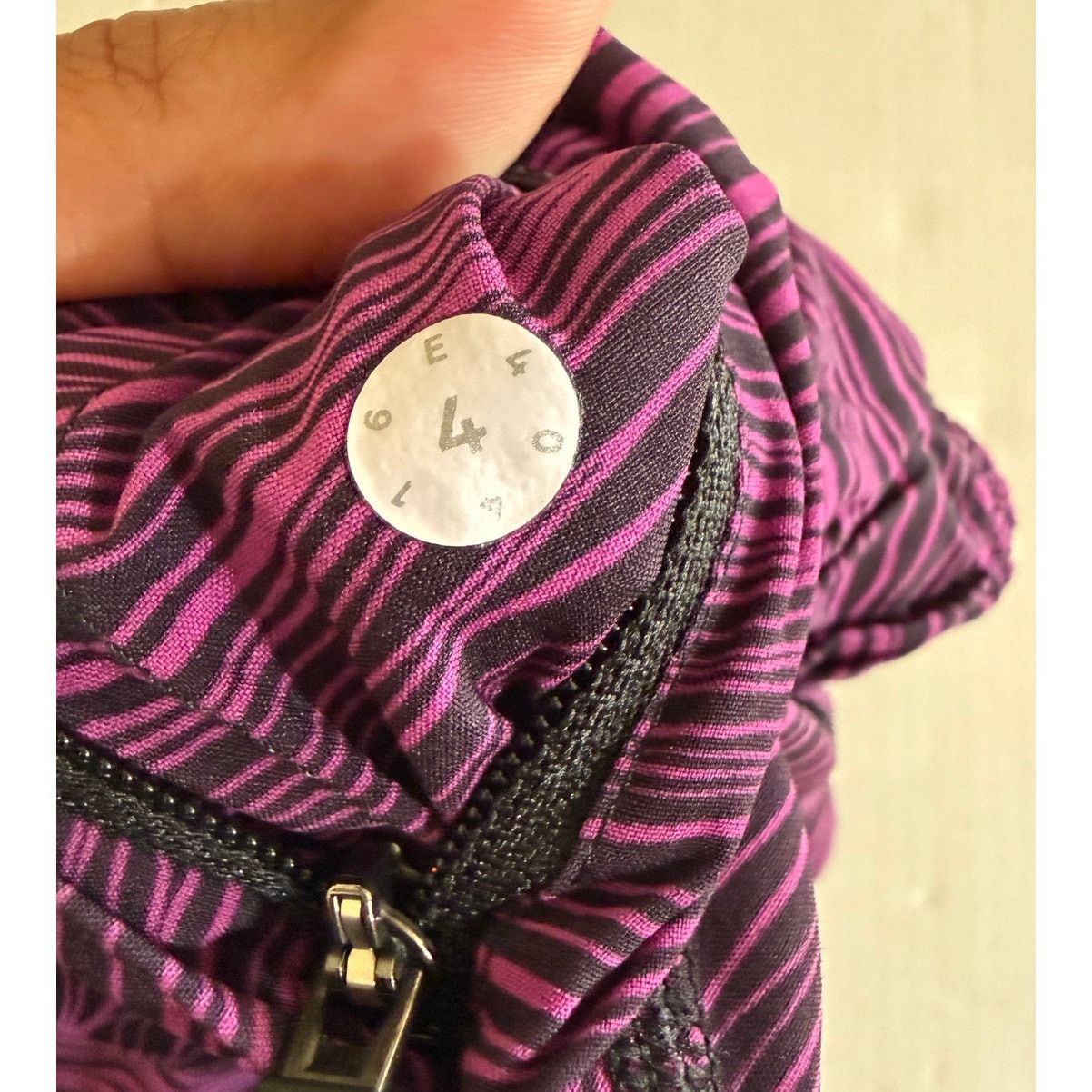 Lululemon Fantastic Lululemon Hotty Hot Reversible Shorts Size 4 Size 27" / US 4 / IT 40 - 2 Thumbnail