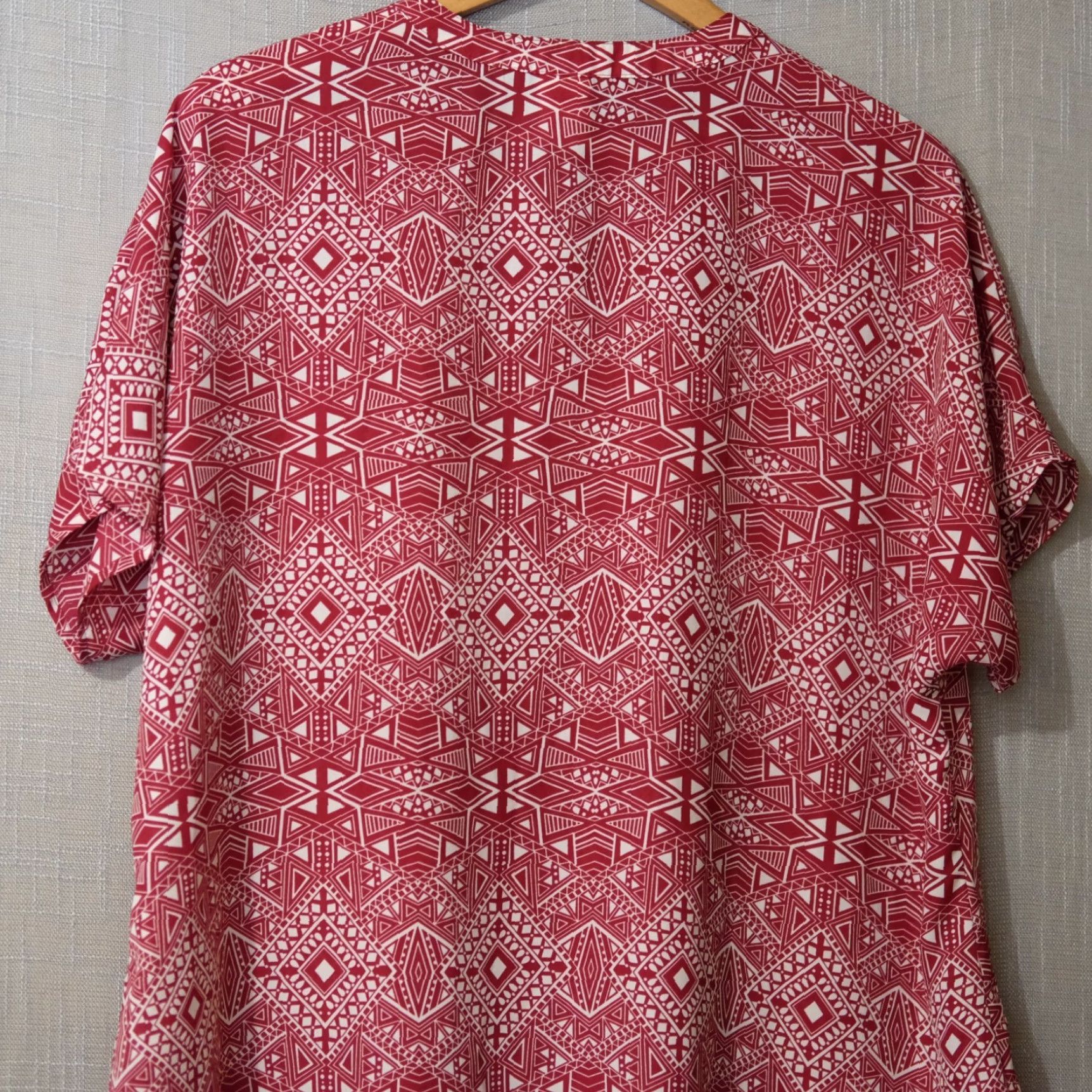 Faded Glory Faded Glory Shirt Tunic Womens 1X Deep Red/White Button Up Sheer Chiffon V-Neck Short Sleeve Geometric Lightweight Casual Workwear 1X Womens Size XL / US 12-14 / IT 48-50 - 5 Thumbnail