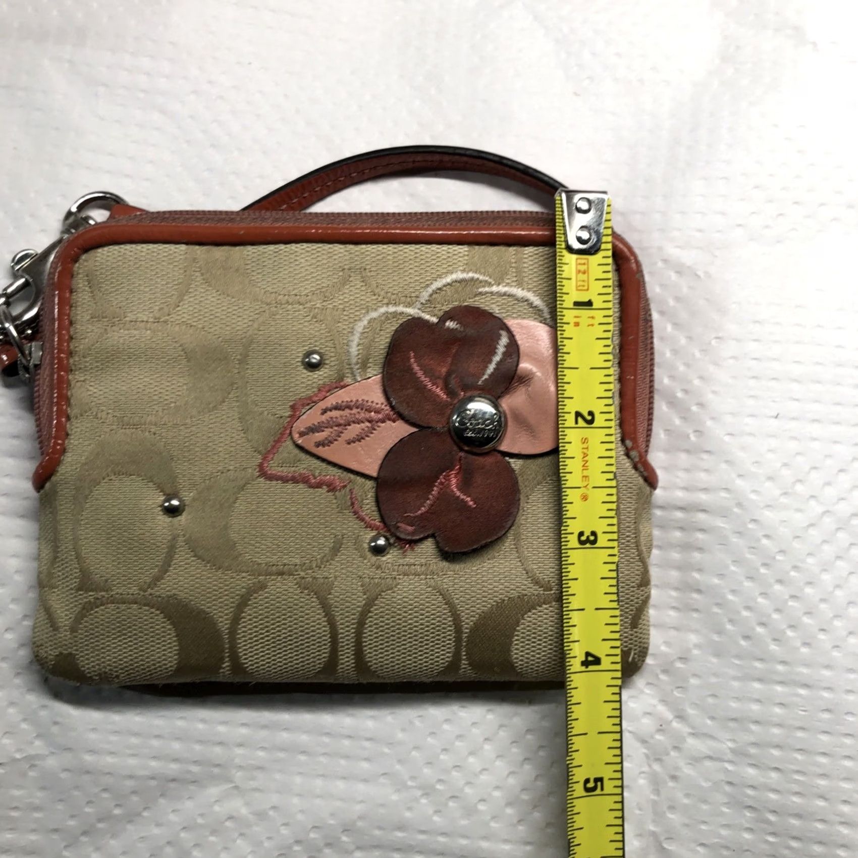 Coach VINTAGE Coach Wristlet Small Beige Signature Canvas Pink Accent Flower Clutch Wallet Women's Accessories Designer Size ONE SIZE - 5 Thumbnail