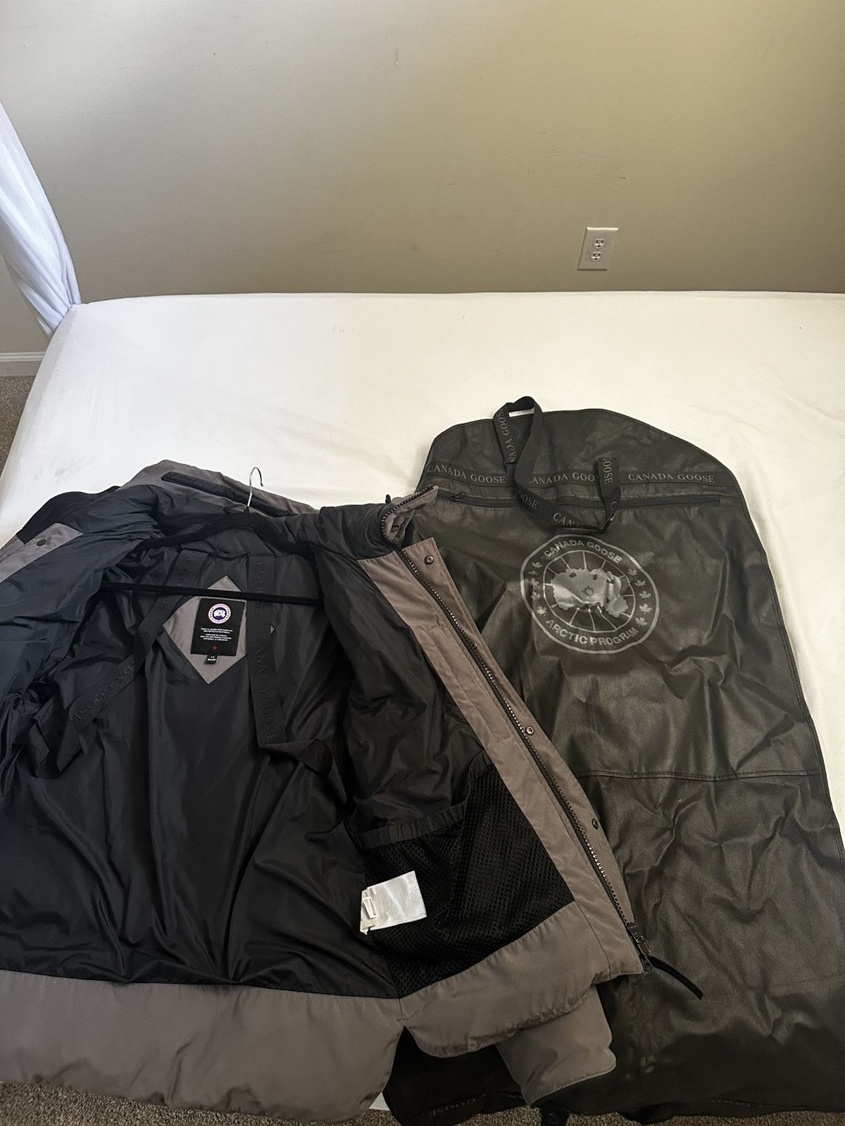 Canada Goose Men’s MacMillan Down Parka Size US L / EU 52-54 / 3 - 4 Thumbnail