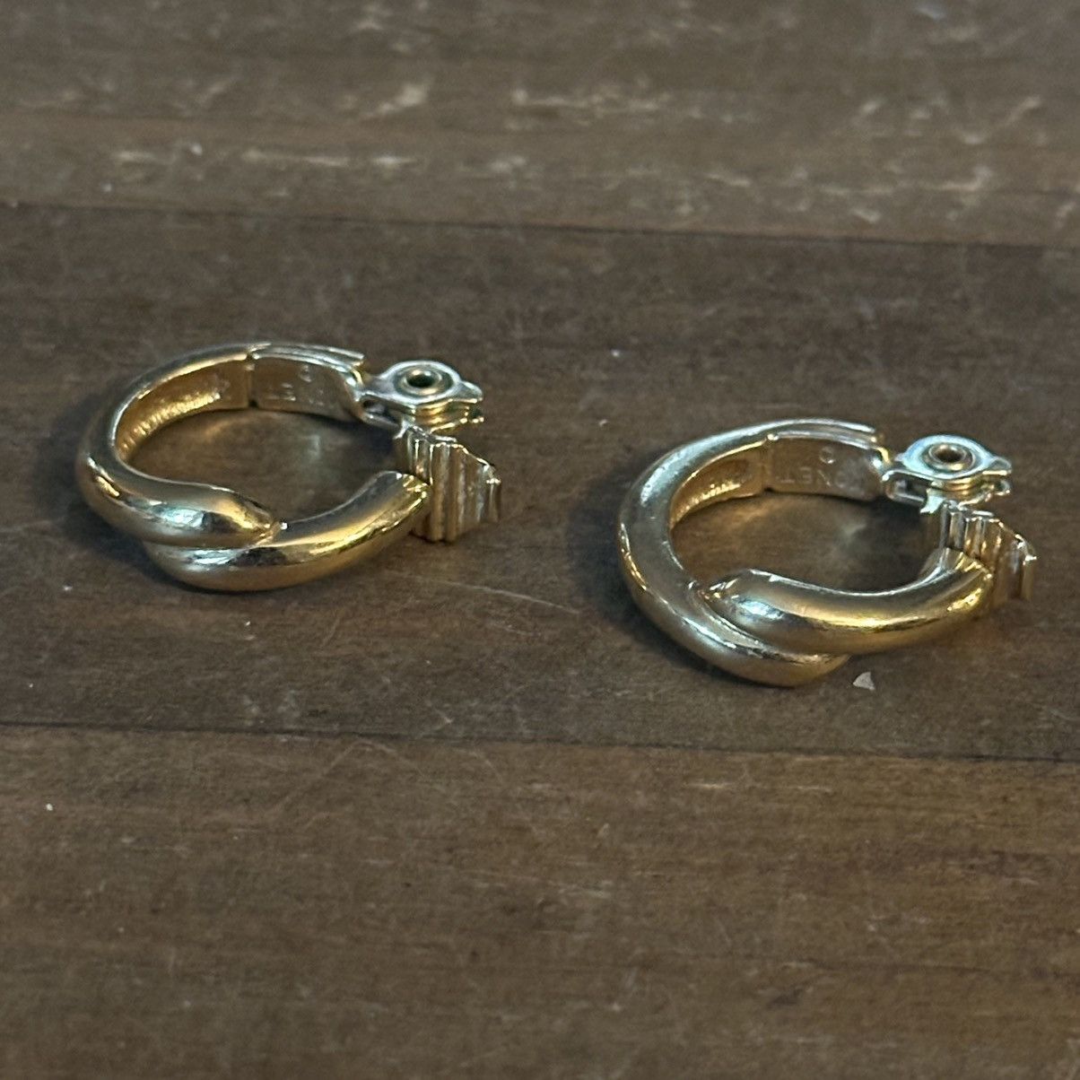 Monet × Vintage Vintage Monet clip on gold tone hoop earrings Size ONE SIZE - 5 Thumbnail