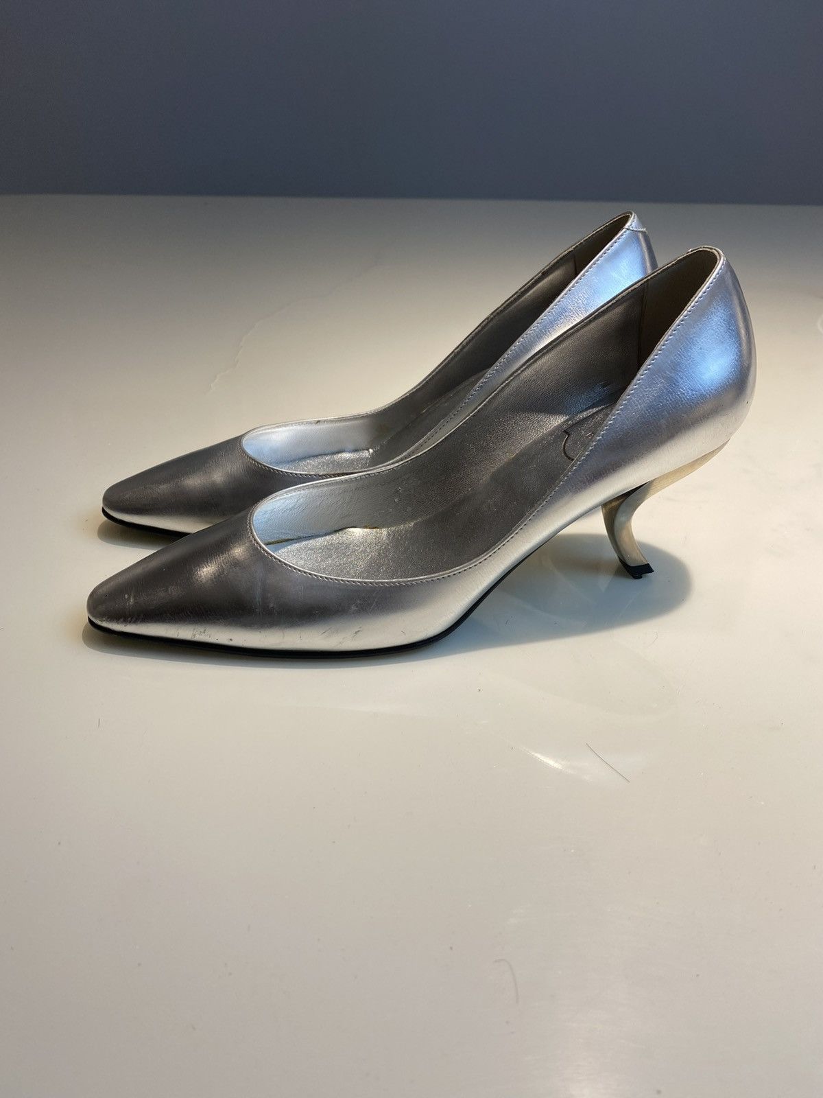 Roger Vivier Silver Roger Vivier Patent Pointed-Toe Comma Heels 35 Size US 5 / IT 35 - 1 Thumbnail