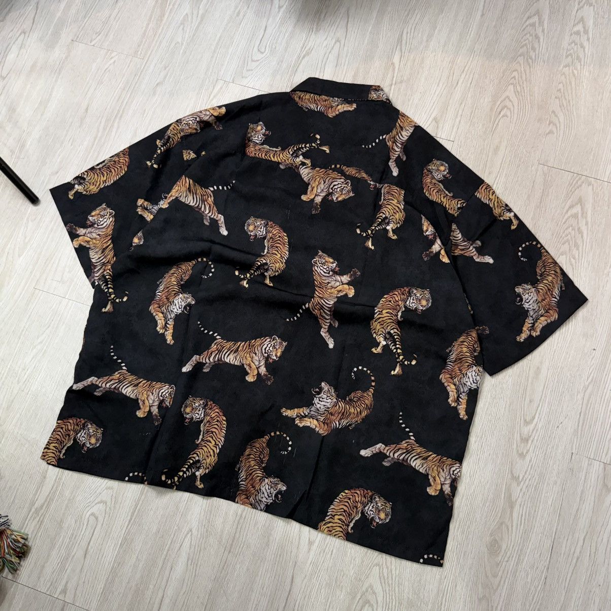 Japanese Brand SLOWER tiger pattern silk hawaiian button shirt Size US XXL / EU 58 / 5 - 6 Thumbnail
