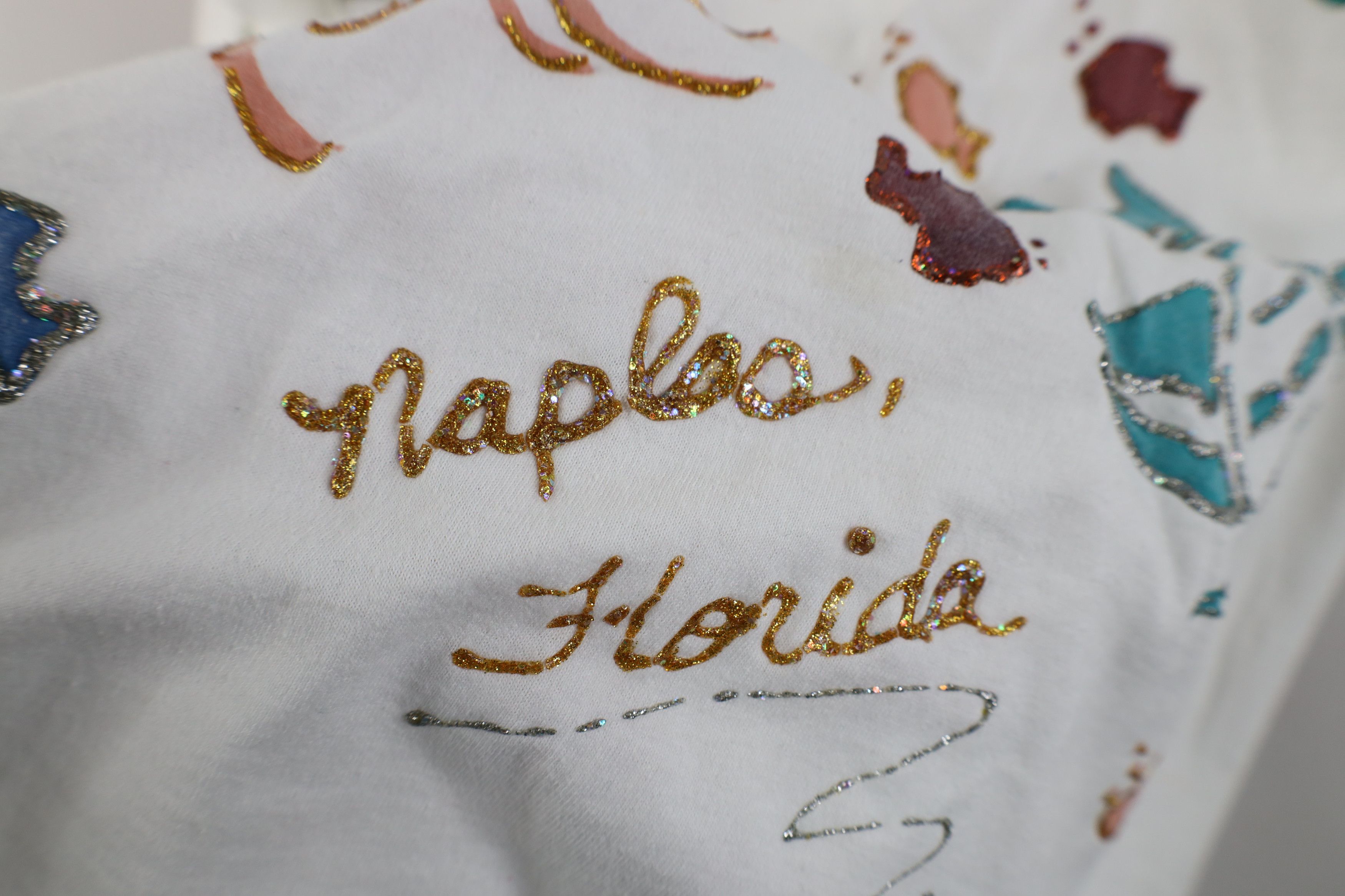 Vintage Vintage 90s Streetwear Glitter Glue Florida Fish T-Shirt USA Size L / US 10 / IT 46 - 8 Thumbnail