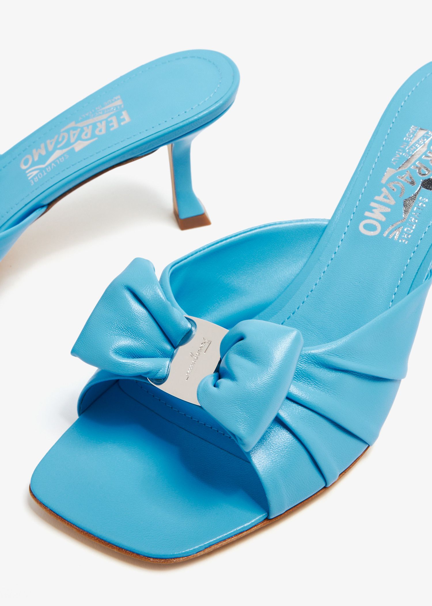 Salvatore Ferragamo o1s1rm0924 Vara Bow Slide in Sky Blue Size US 8.5 / IT 38.5 - 3 Thumbnail