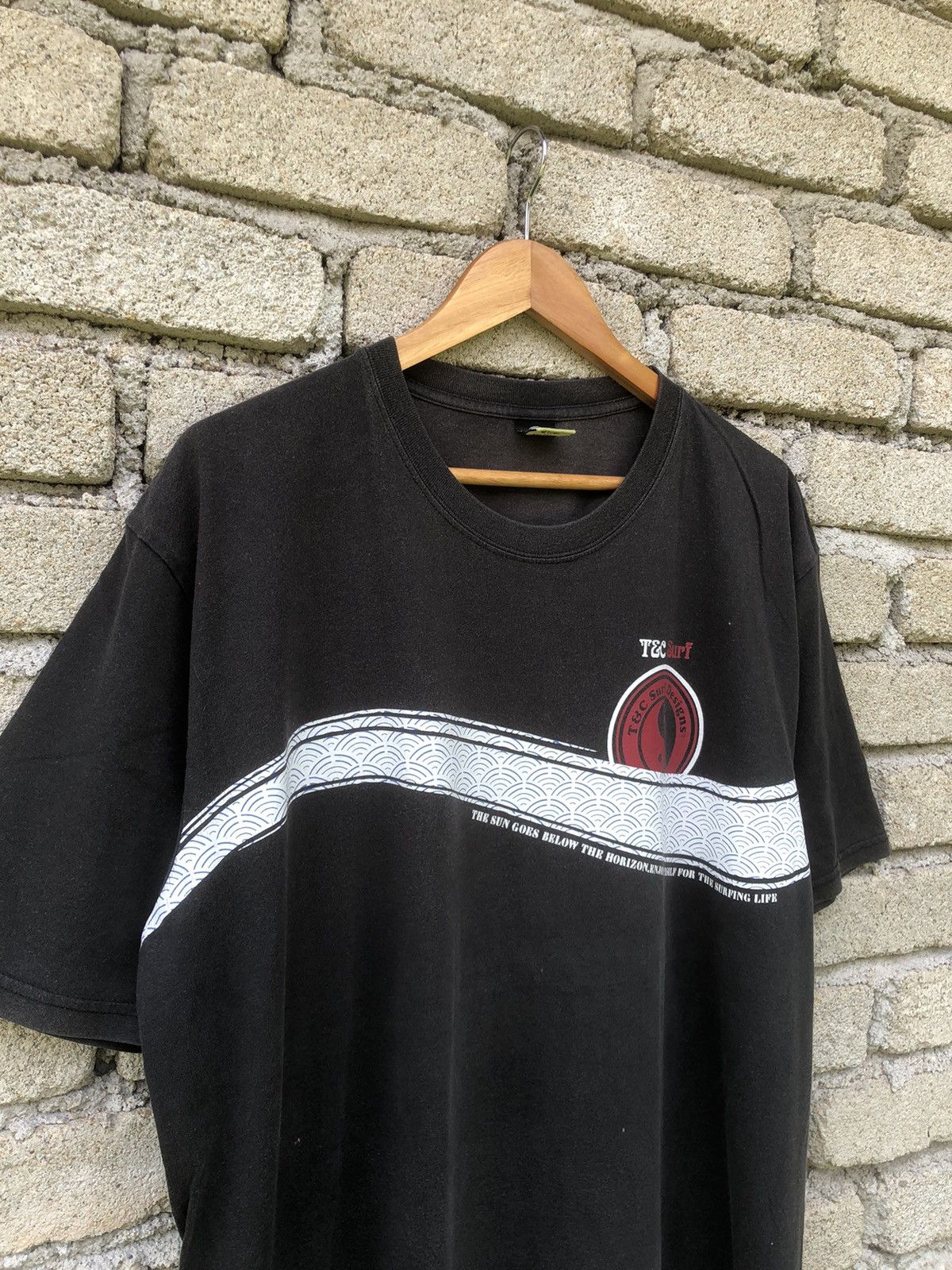 Japanese Brand Vintage Y2K Sunfaded T&C Surf Design Hawaii Backhit Tshirt Size US XXL / EU 58 / 5 - 9 Thumbnail
