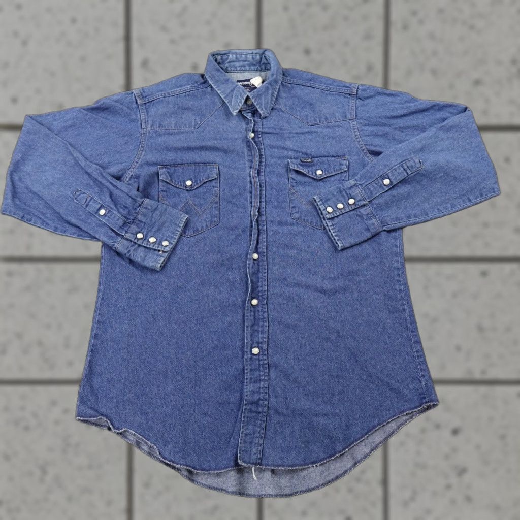 Wrangler VINTAGE Wrangler Shirt Mens 16.5 Blue Denim Pearl Snap Sanforized Western Cowboy USA ShirtMensDenimBluePearlSnapSanforizedVintageWrangler Size US XL / EU 56 / 4 - 1 Thumbnail