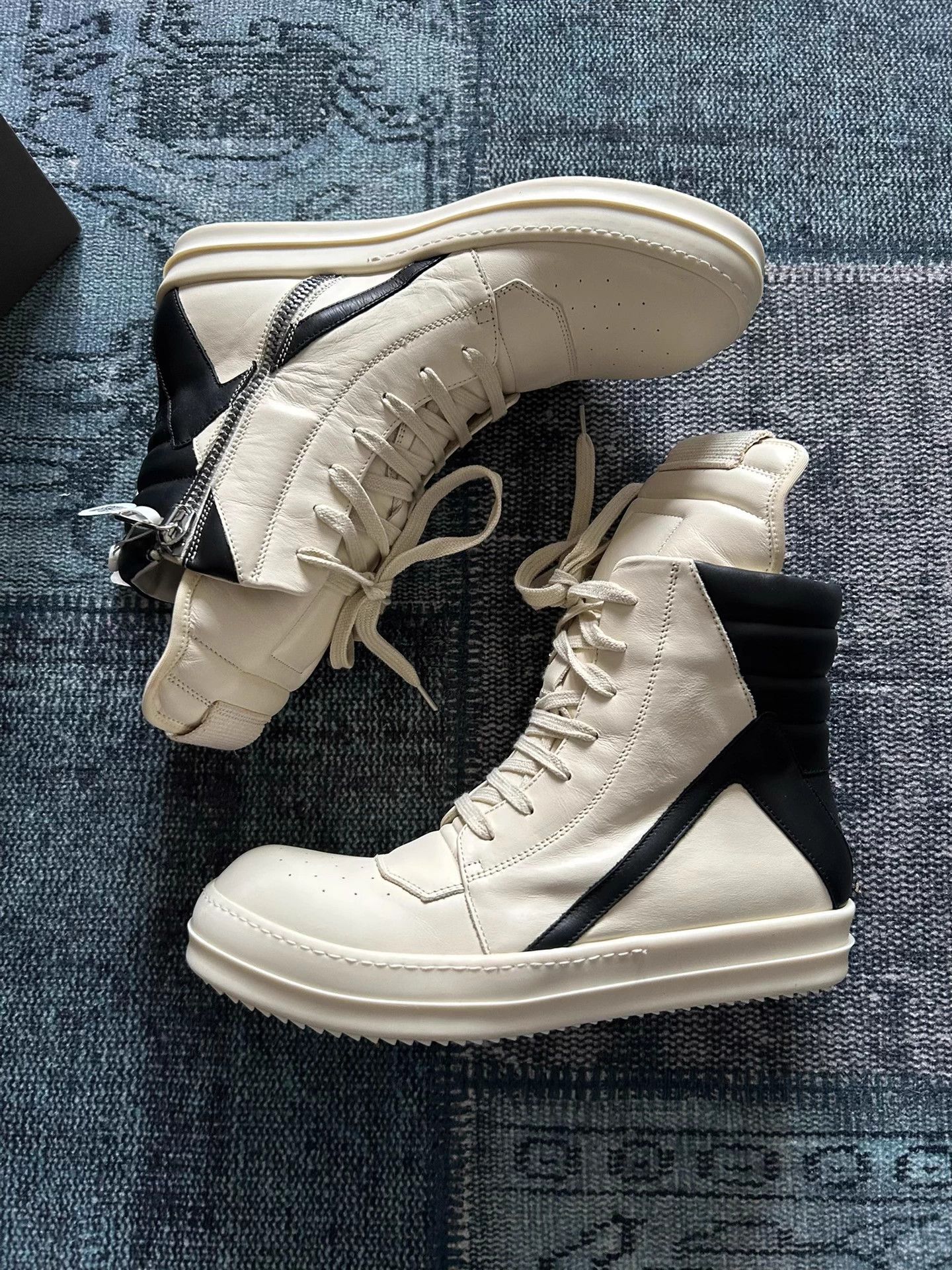 Rick Owens Rick Owens Mainline Triangle 40.5 White/Black Lambskin Size US 9.5 / IT 39.5 - 3 Thumbnail