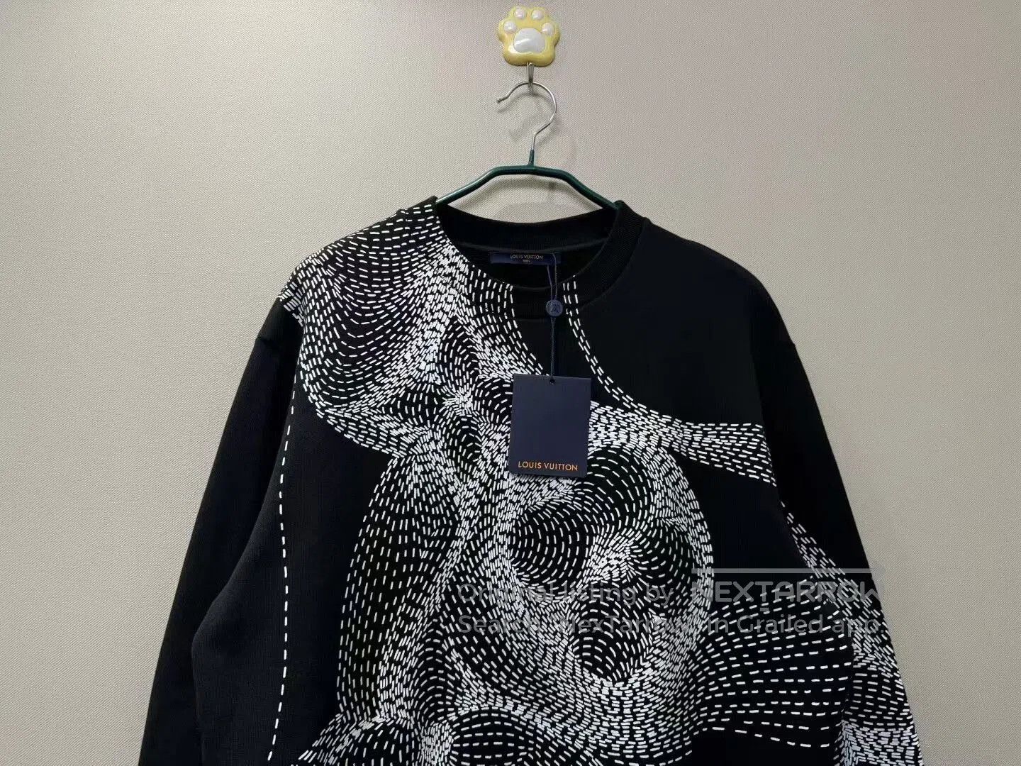 Louis Vuitton louis vuitton black floral logo sweatshirt. Size US XL / EU 56 / 4 - 2 Thumbnail