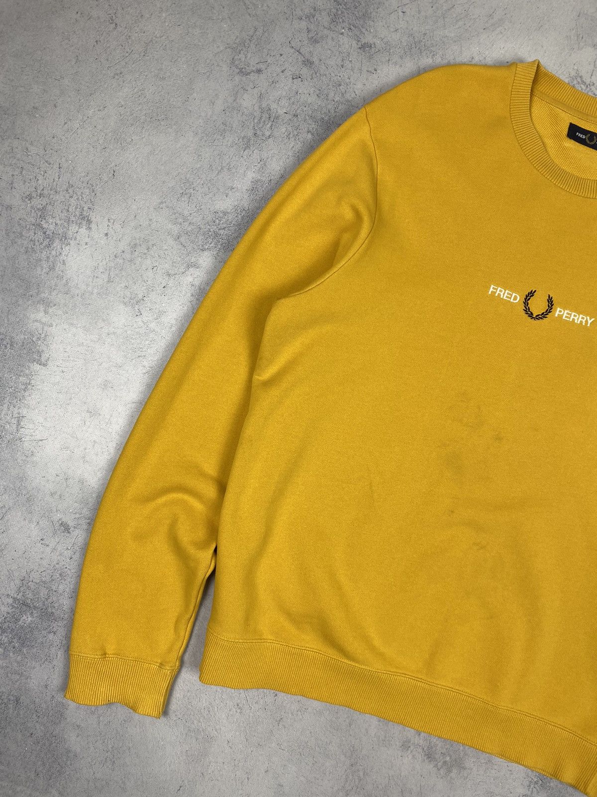 Fred Perry Fred Perry Embroidered Center Logo Distressed Sweatshirt Size US M / EU 48-50 / 2 - 3 Thumbnail