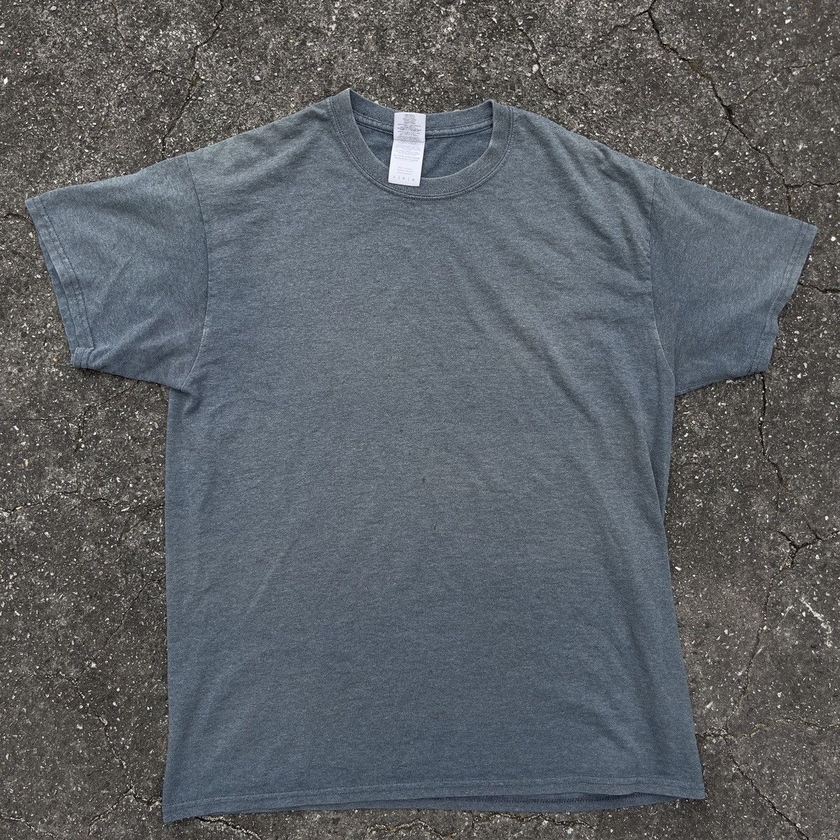 Gildan × Vintage Vintage Y2K GILDAN Ultra Cotton Blank Smoke Grey T Shirt Size US L / EU 52-54 / 3 - 1 Thumbnail