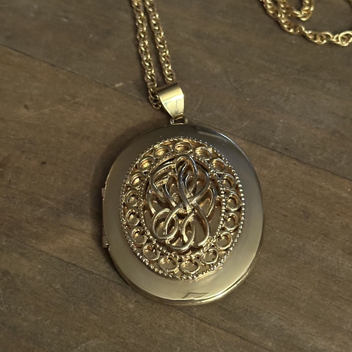 Vintage Vintage gold tone oval filigree locket pendant necklace Size ONE SIZE - 3 Thumbnail