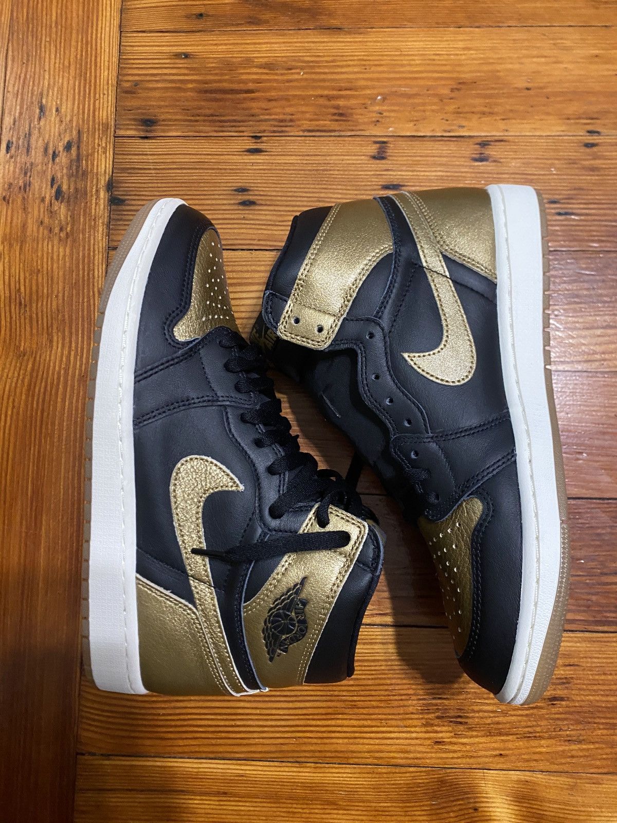 Jordan Brand Air Jordan One High OG Black/Gold Size US 9 / EU 42 - 2 Thumbnail