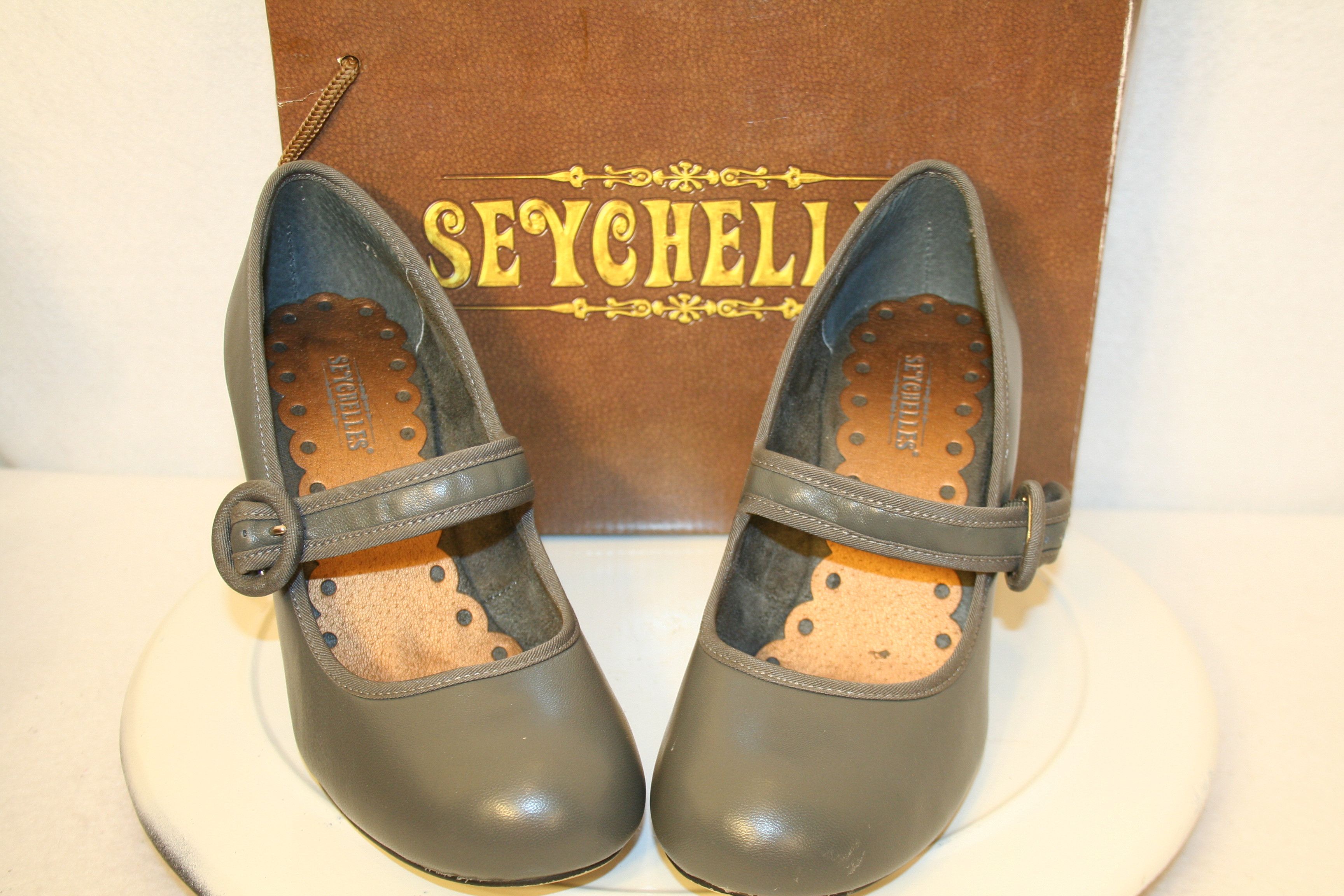 Seychelles Seychelles Grey Leather Don't Waste My Time Round Toe Pumps Size US 7.5 / IT 37.5 - 1 Thumbnail