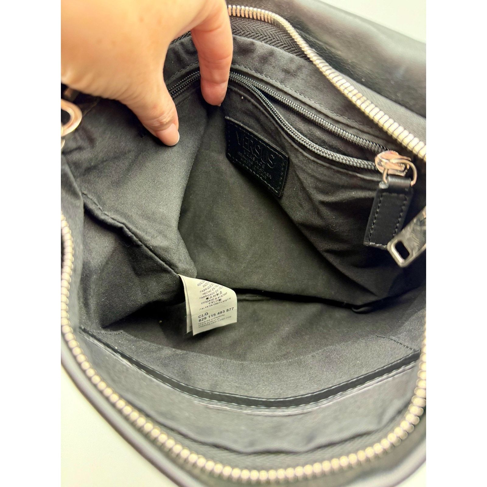 Versace VERSACE VERSUS Black Leather Shoulder Bag MINT COND | COA Size ONE SIZE - 4 Thumbnail