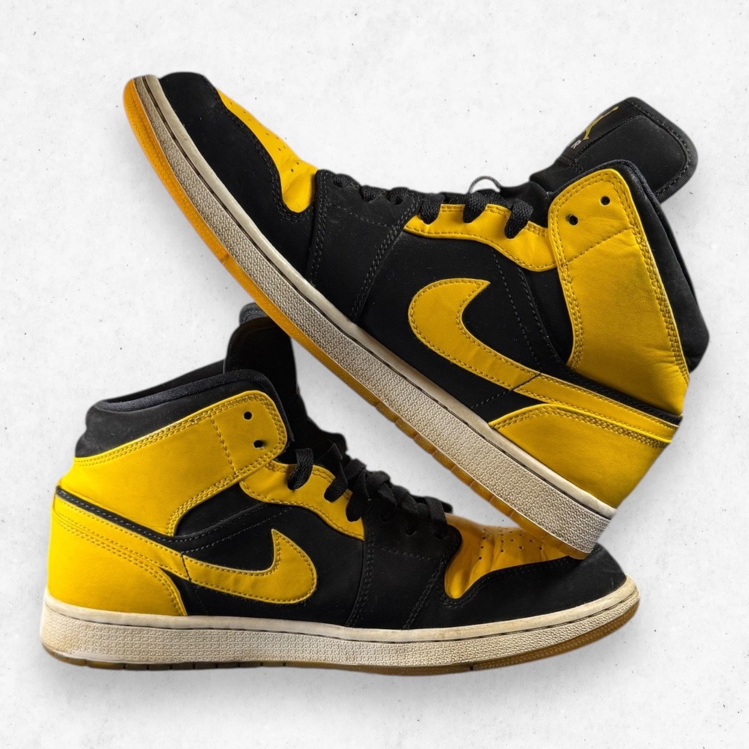 Jordan Brand Air Jordan 1 Retro Mid New Love OG 2017 554724-035 Mens 11 Size US 11 / EU 44 - 8 Thumbnail