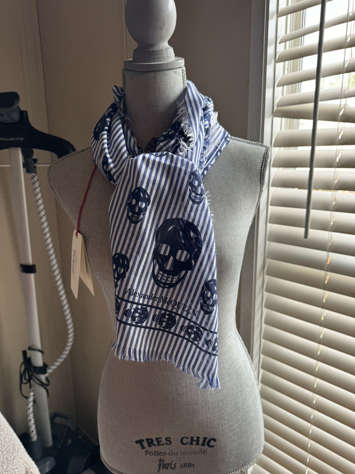 Alexander McQueen Alexander McQueen BIG skull on stripes navy/ivory scarf NWT Size ONE SIZE - 7 Thumbnail