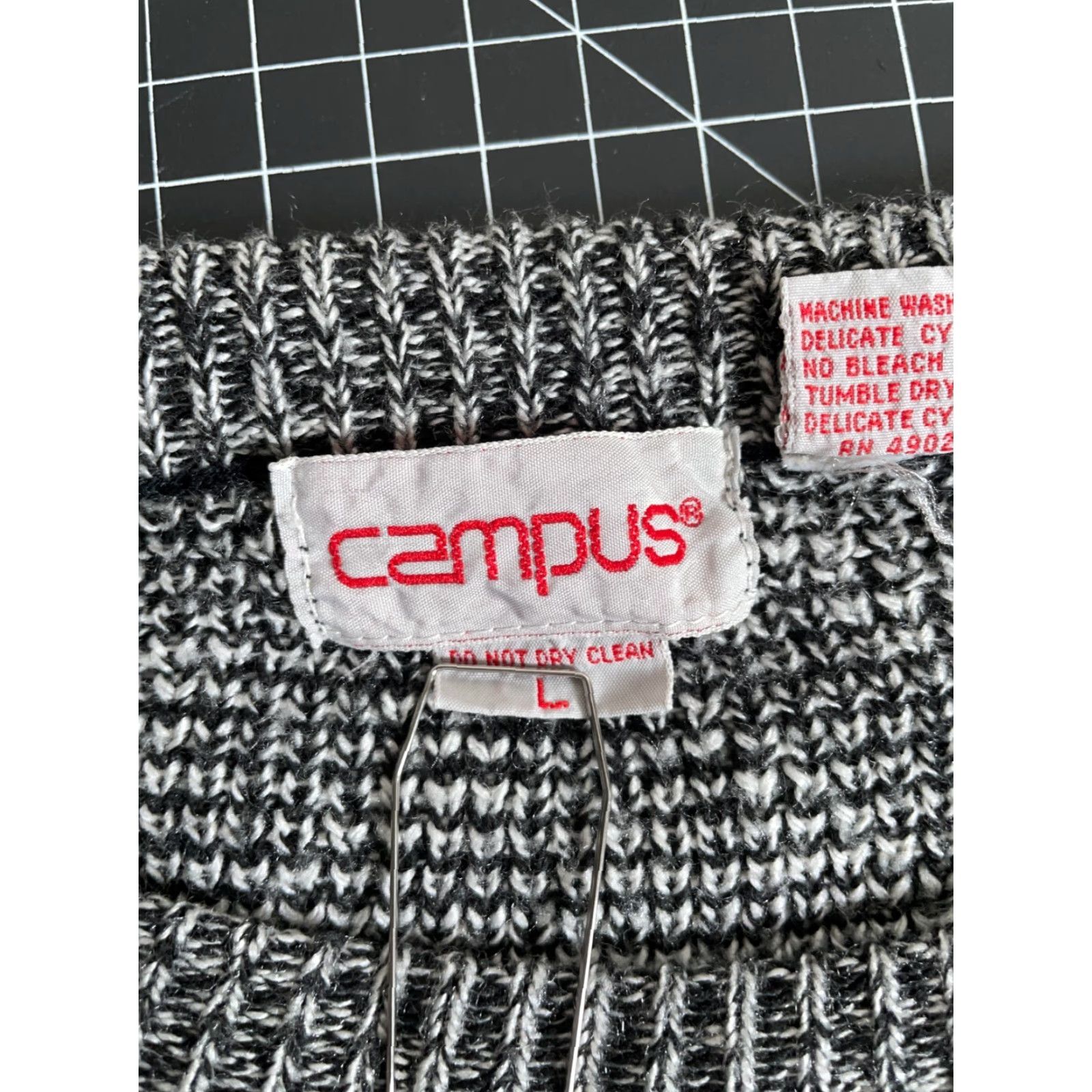 Vintage VINTAGE Campus Sweater Diamond Pattern Leather Trim Aran Knit Adult Medium Gray Knit Pullover Mens 80s 90s Retro Size US M / EU 48-50 / 2 - 4 Thumbnail