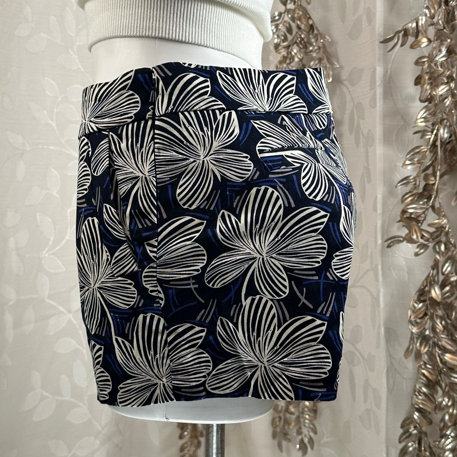 J.Crew J.Crew Women’s Size 6 Navy White Floral Shorts Cotton Resort Size 28" / US 6 / IT 42 - 1 Thumbnail