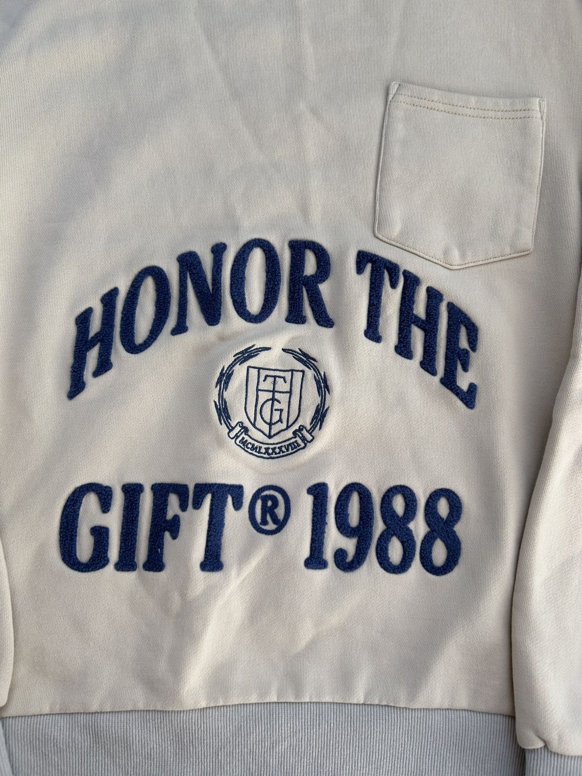 Honor the Gift Honor The Gift Spellout College Distressed Pocket Sweatshirt Size US M / EU 48-50 / 2 - 3 Thumbnail