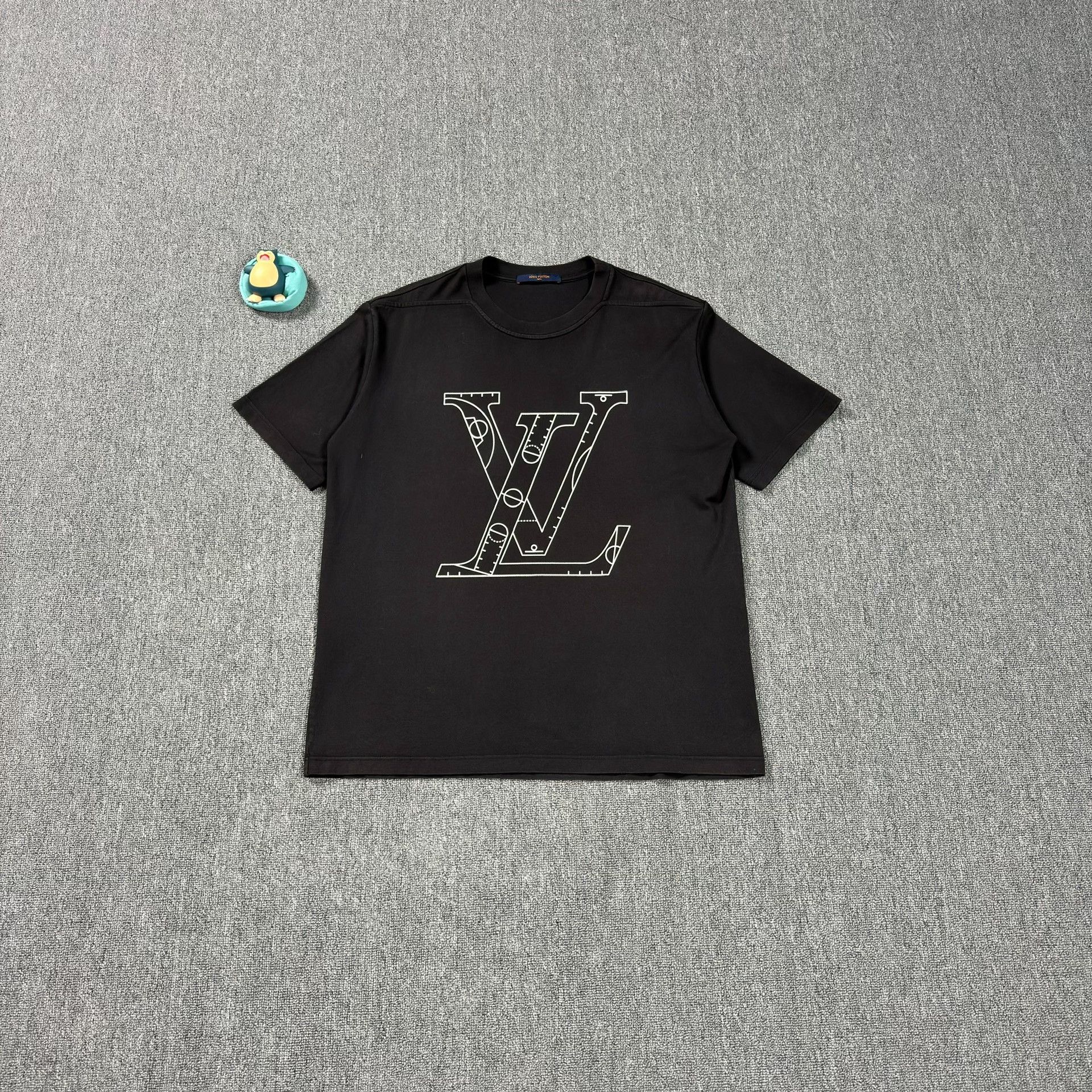 Louis Vuitton Louis Vuitton x NBA Logo Print T-Shirt XXL Size US XXL / EU 58 / 5 - 1 Thumbnail