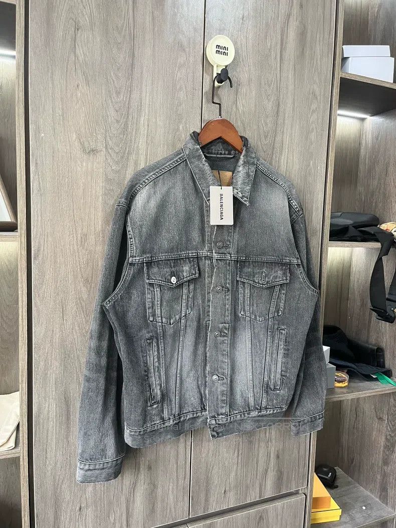 Balenciaga Balenciaga Letter print distressed denim jacket Size XS / US 0-2 / IT 36-38 - 2 Thumbnail