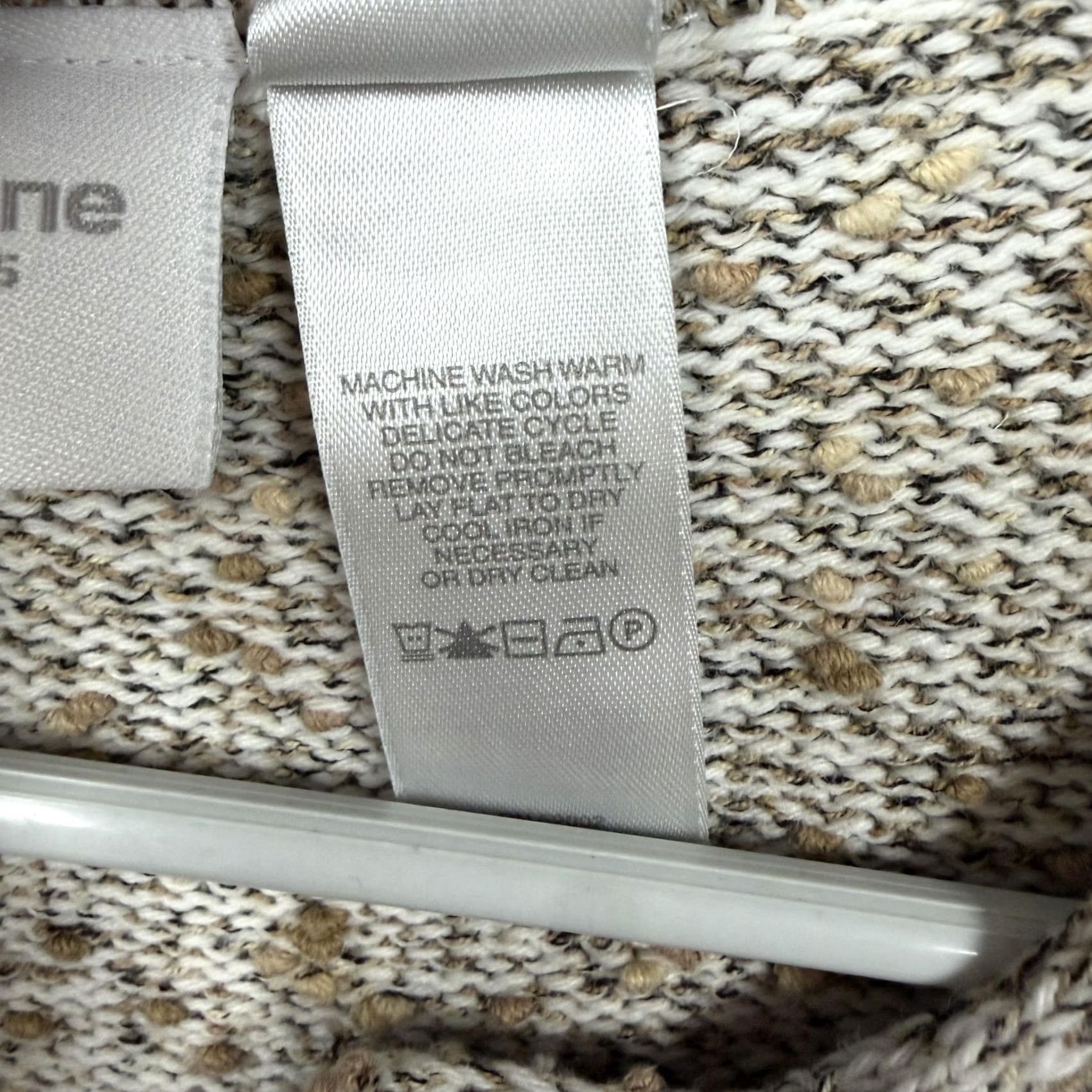 Liz Claiborne VINTAGE Liz Claiborne Sweater Petite S V-Neck Cable-Knit Beiges Beige Long Sleeve Pullover Minimalist 90s Casual Women's Size S / US 4 / IT 40 - 6 Thumbnail