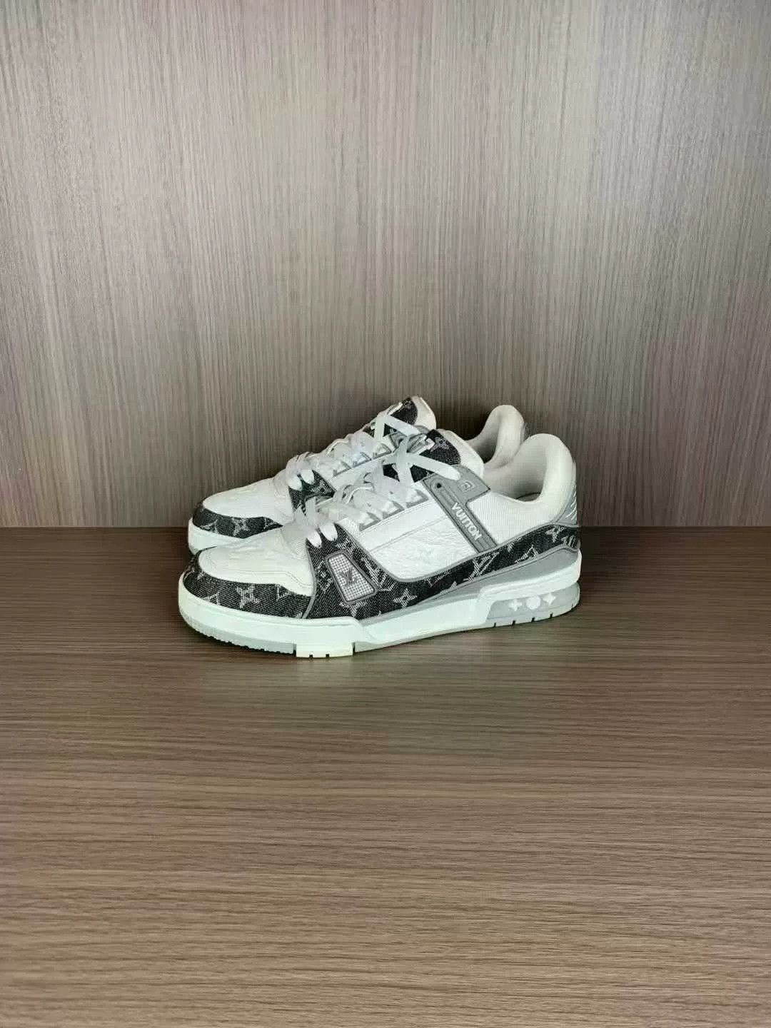 Louis Vuitton louis vuitton trainer low-top in white gray Size US 7 / EU 40 - 1 Thumbnail