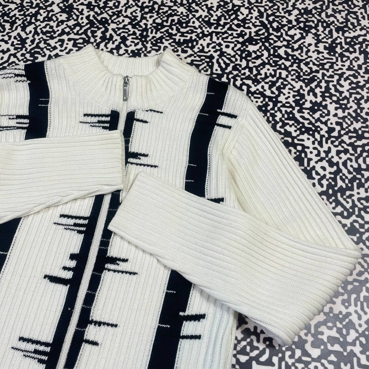 Japanese Brand Vintage Y2k Japanese Style Stripe Retro Anstract Zip Sweater Size US L / EU 52-54 / 3 - 7 Thumbnail